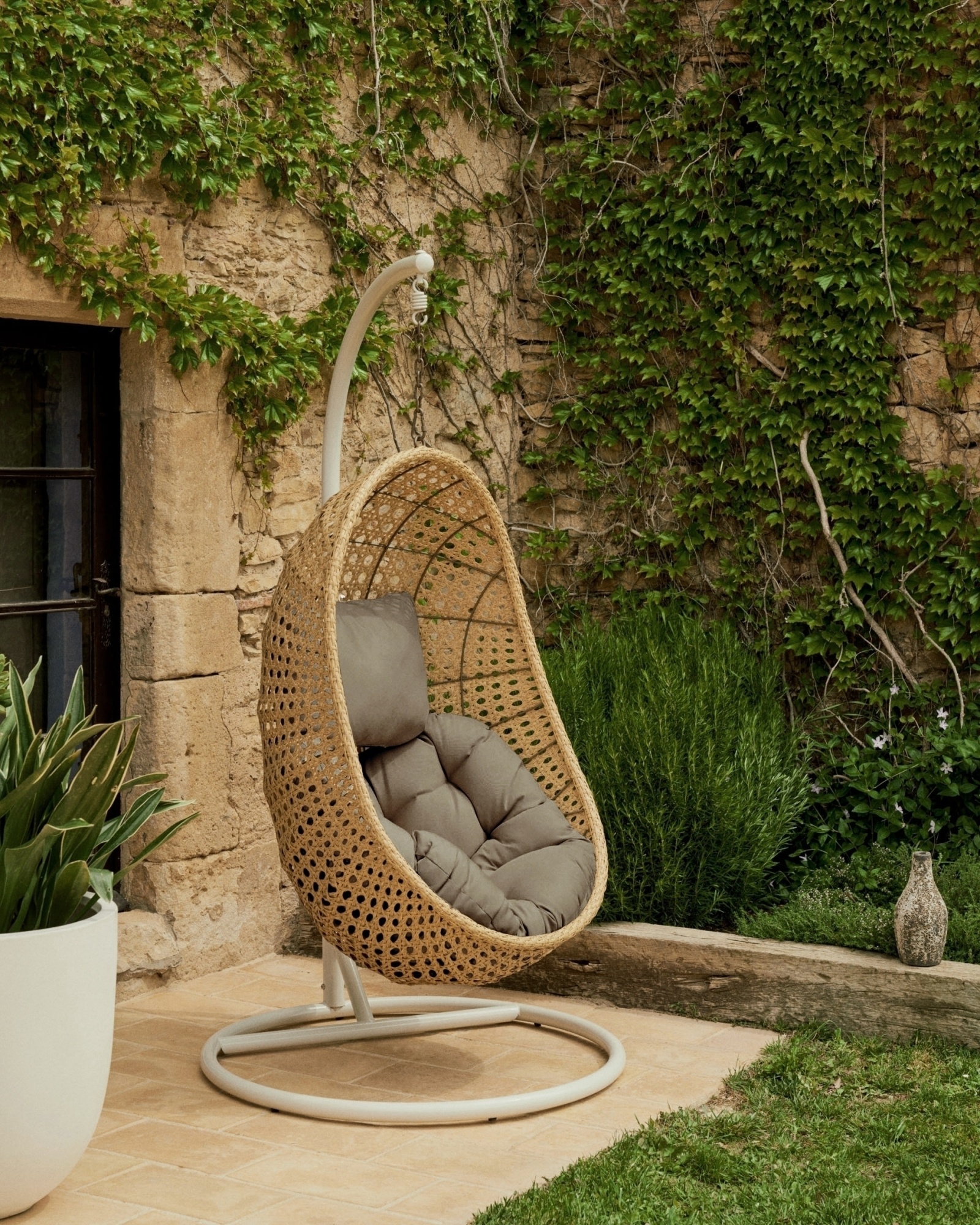 Cira Светло-серое подвесное кресло с натуральной отделкой La Forma (ex Julia Grup)