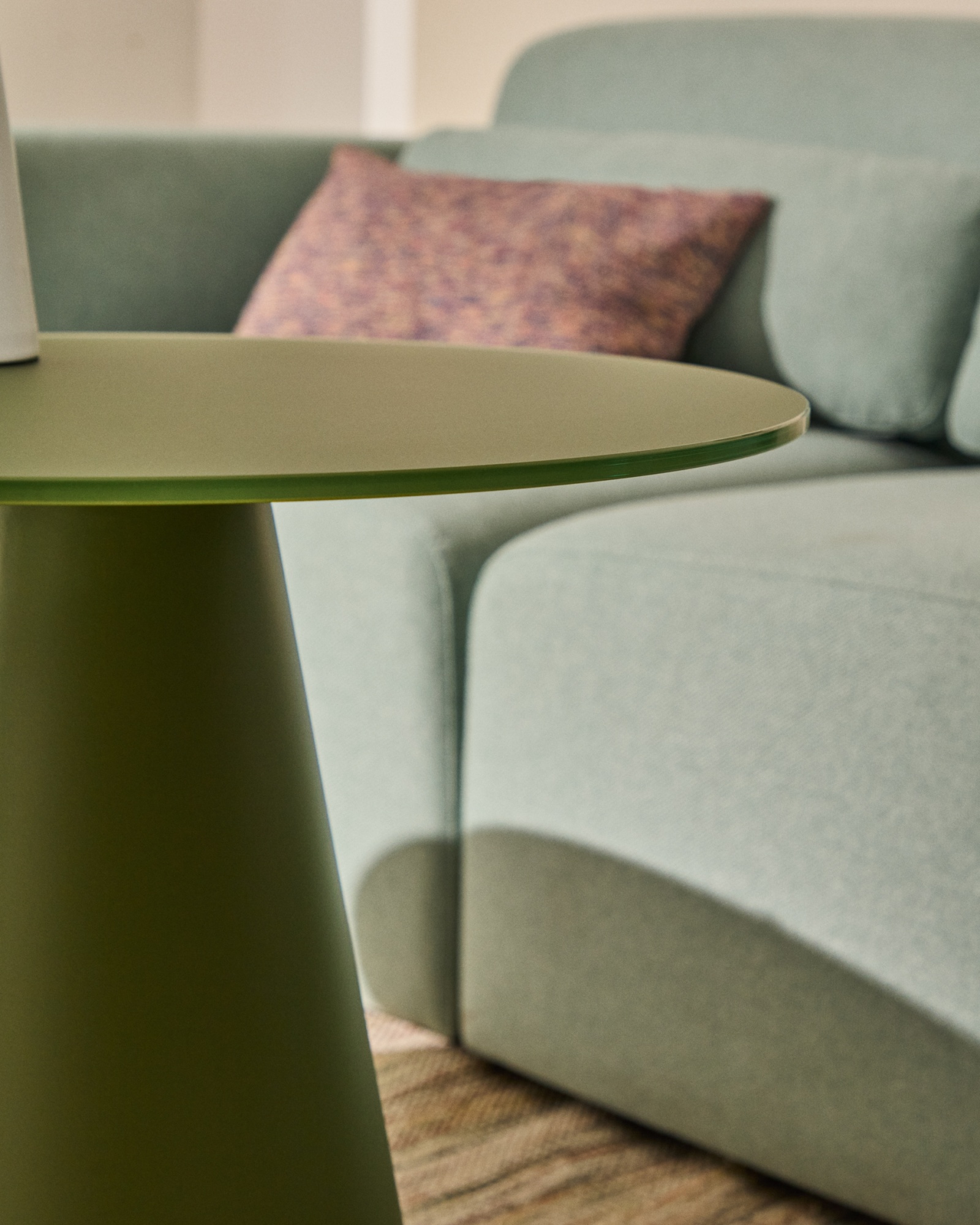 Журнальный столик Wilshire из стекла и стали зеленый Ø50cm La Forma (ex Julia Grup)