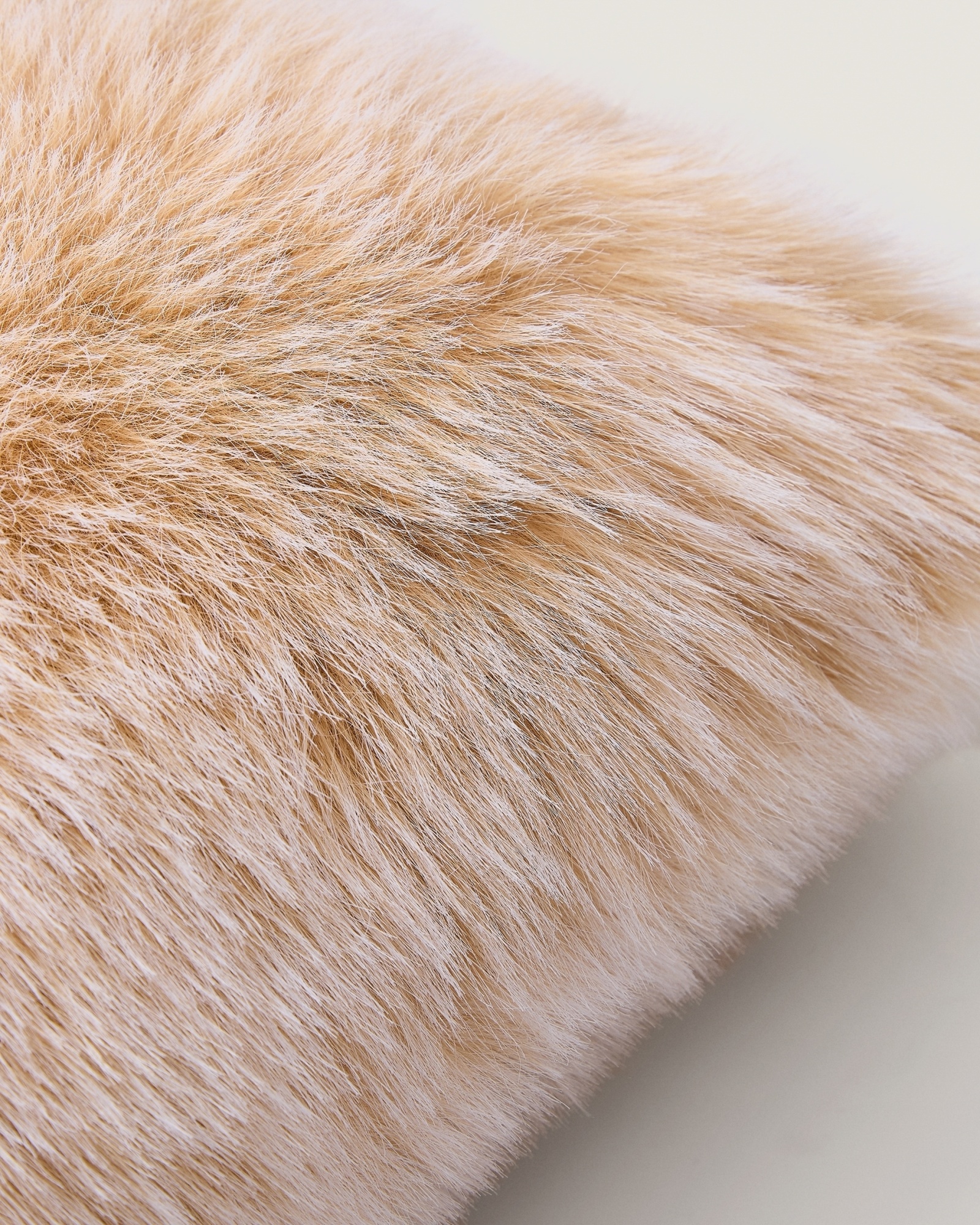 Чехол на подушку из искусственного меха Lisara цвета экрю 40 x 60 см La Forma (ex Julia Grup)