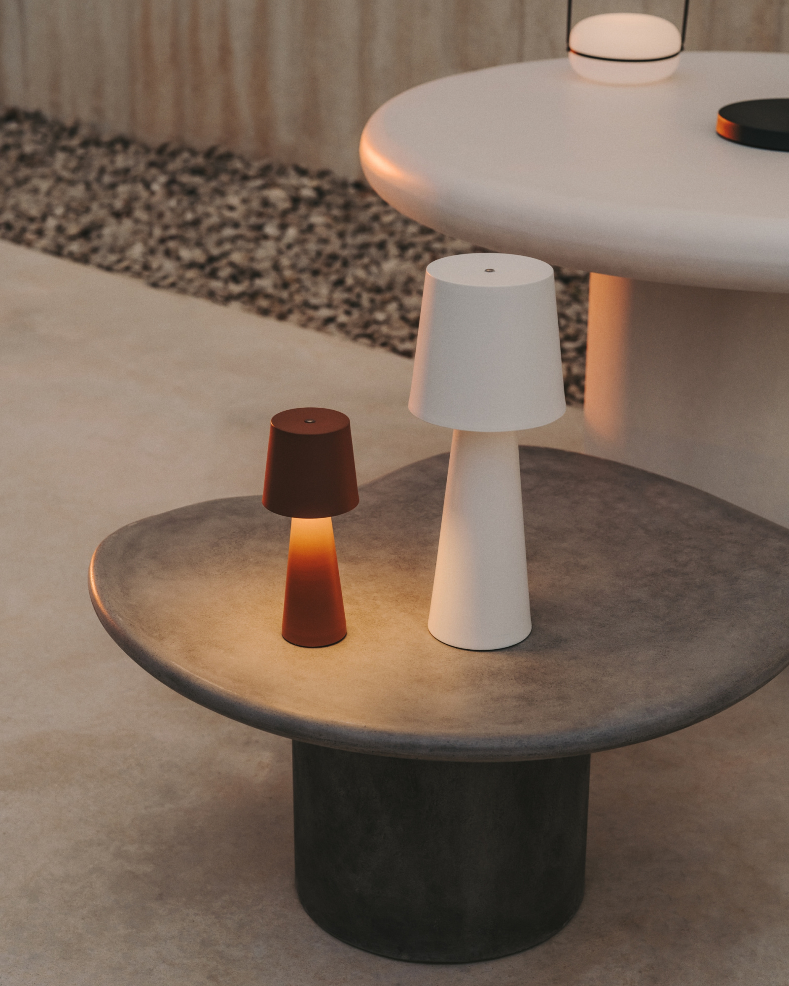 Arenys Большая переносная настольная лампа в белом цвете La Forma 192664