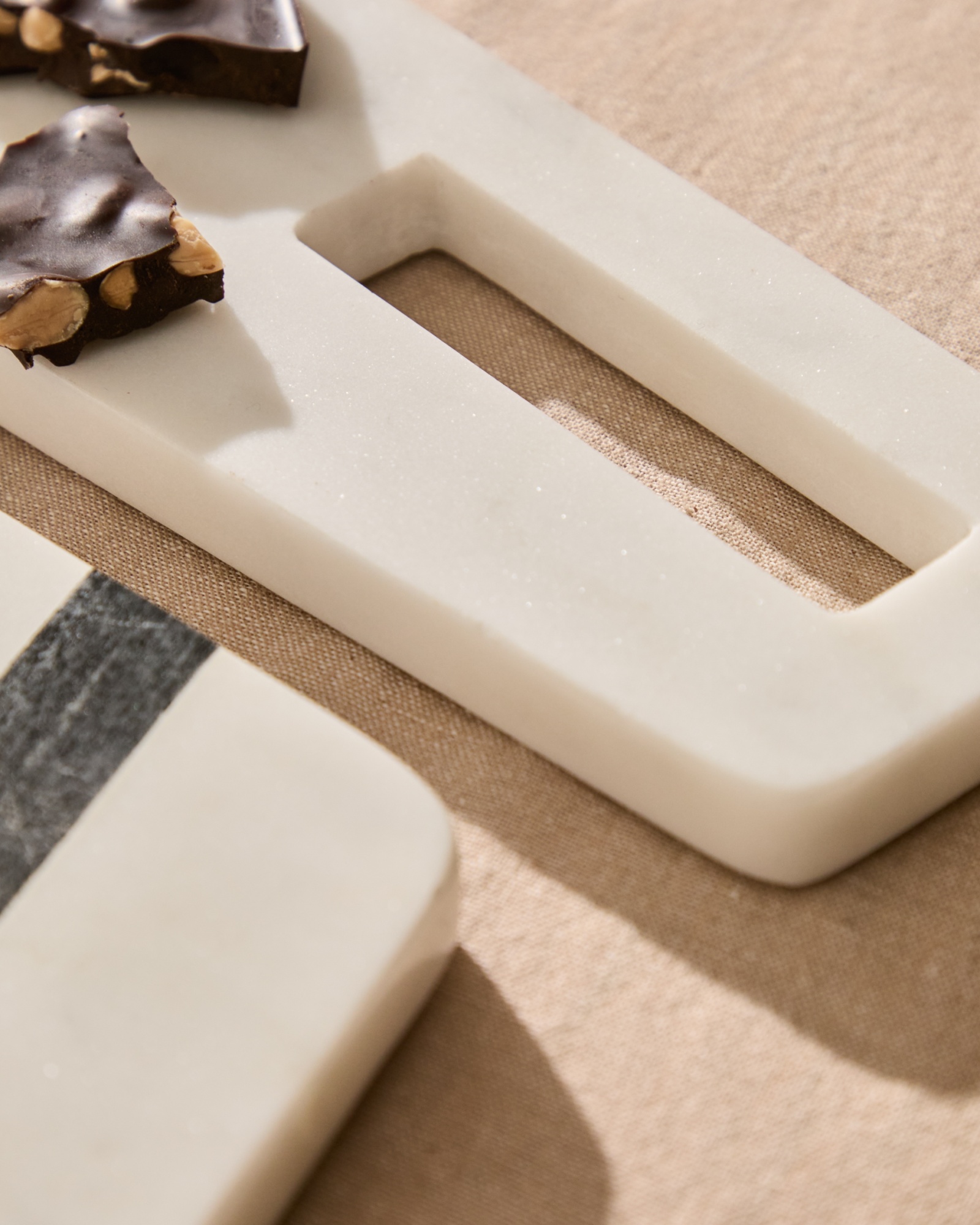 Cервировочная доска Nira из черно-белого мрамора La Forma (ex Julia Grup)