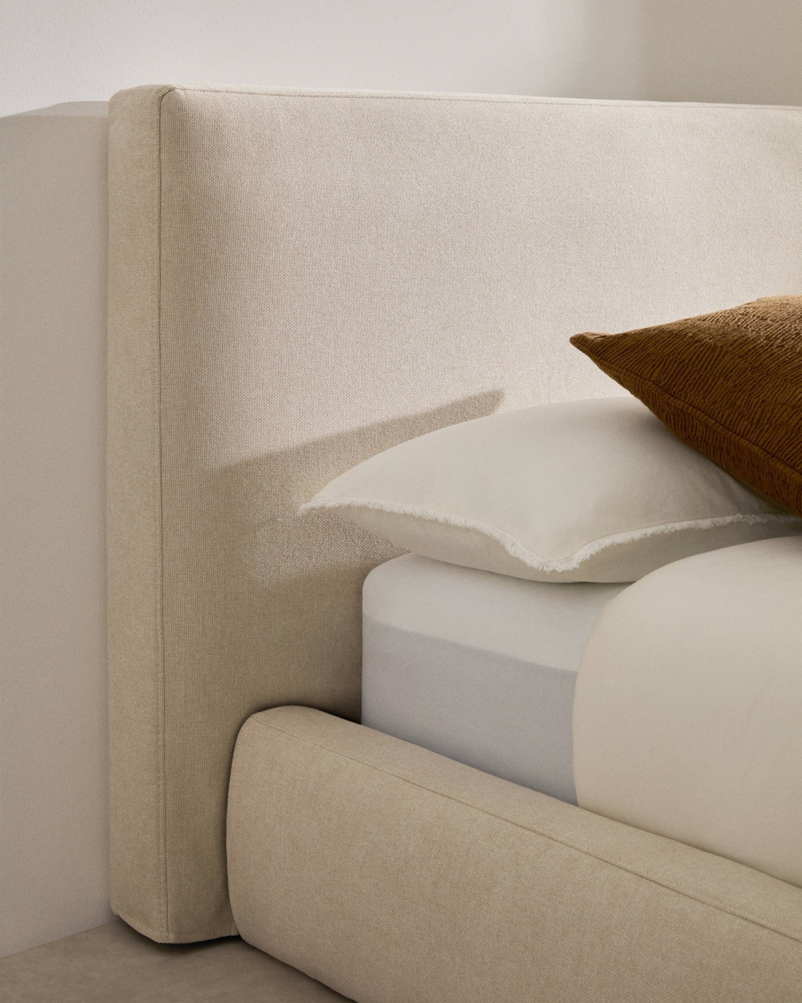 Кровать Blok бежевая со съемными чехлами под матрас 180 х 200 см La Forma (ex Julia Grup)