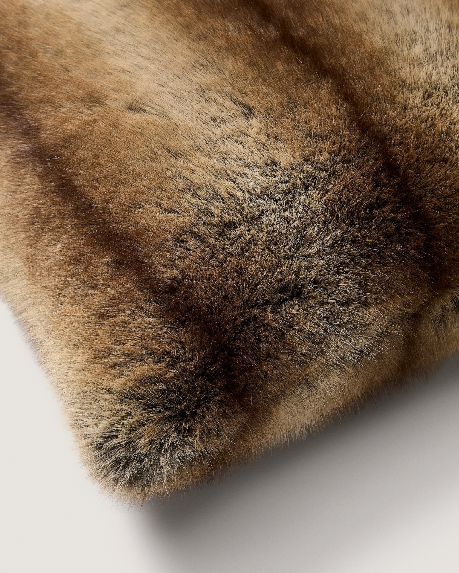 Чехол для подушки Meriel из искусственного меха в полоску 50 x 50 см La Forma (ex Julia Grup)