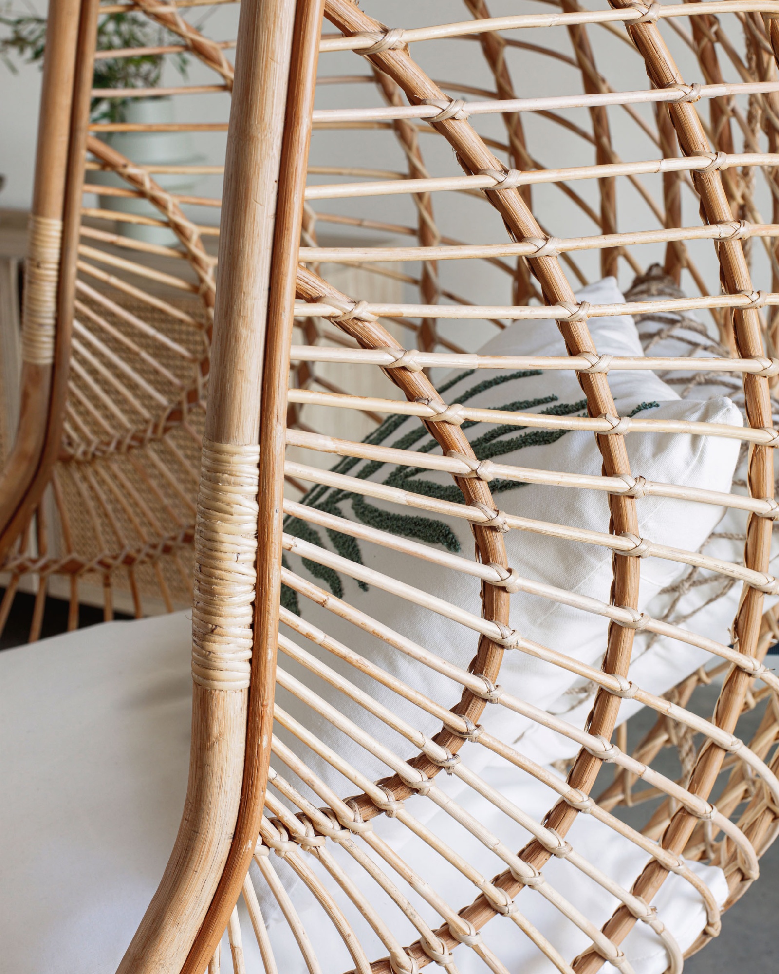 Подвесное кресло Ekaterina ротанг на светло-серой подставке La Forma (ex Julia Grup) Подвесное кресло Ekaterina ротанг на светло-серой подставке La Forma (ex Julia Grup)