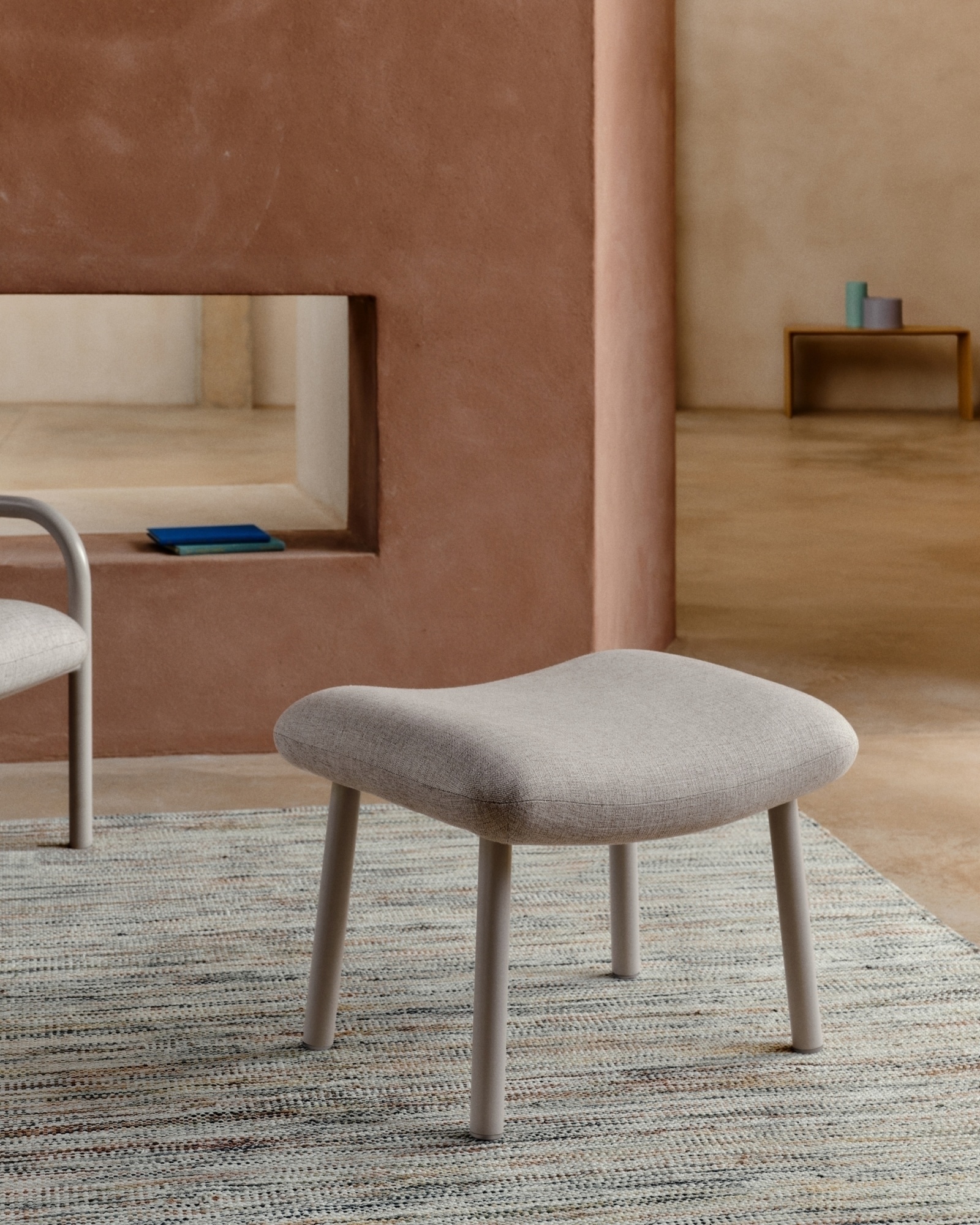 Пуф Inari бежевого цвета и стали с бежевой отделкой La Forma (ex Julia Grup)