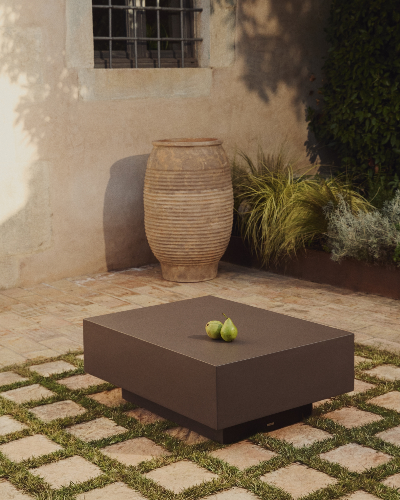 Уличный столик Rustella из коричневого бетона, 60 x 60 см La Forma 482335