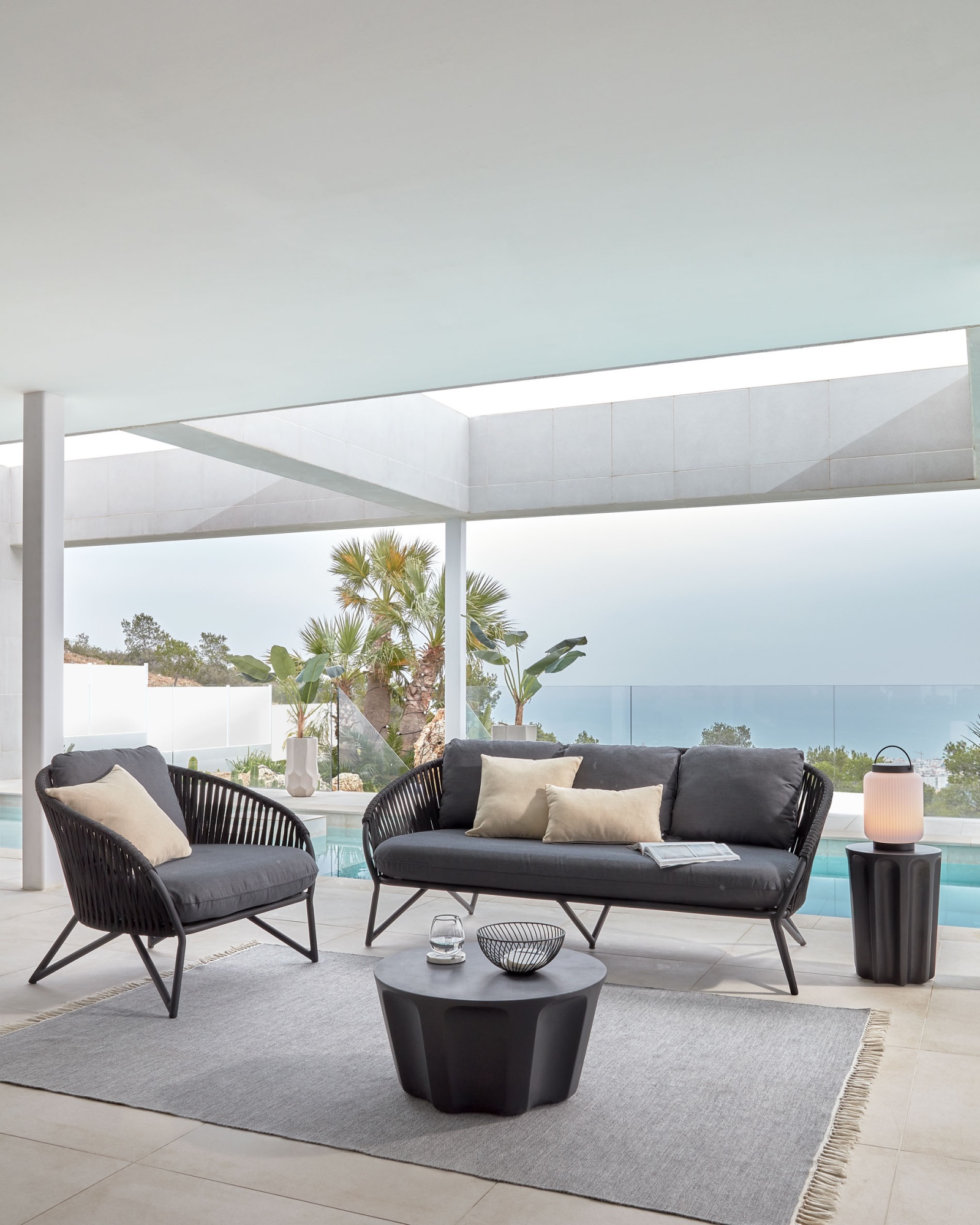 Круглый столик Vilandra из бетона для улицы La Forma (ex Julia Grup)