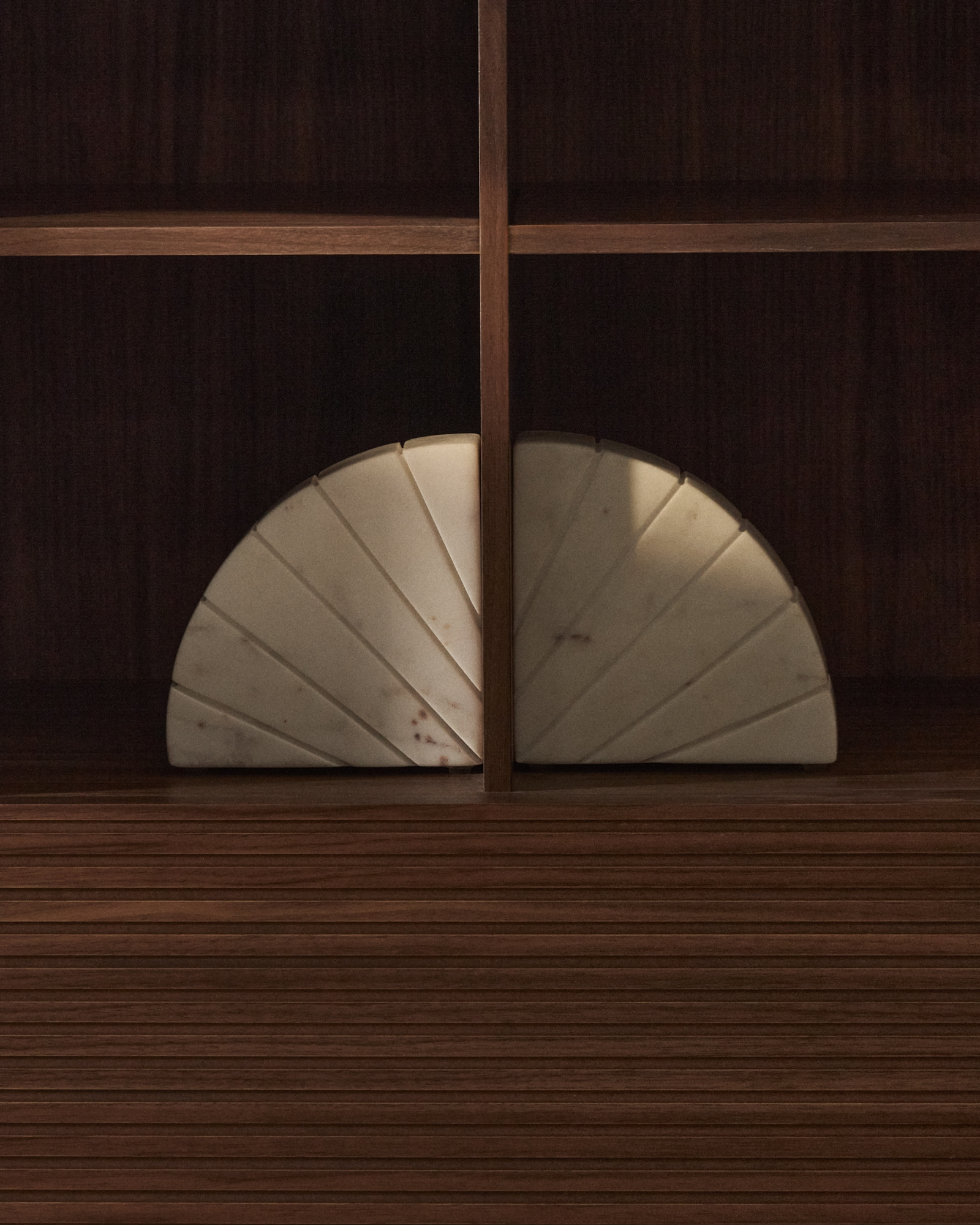 Подставка для книг Serela из белого мрамора La Forma 437084