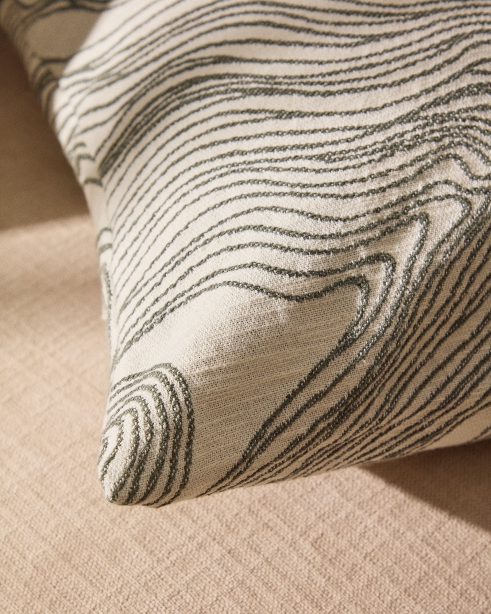 Чехол для подушки Ondara с зеленым графическим узором 50 x 50 см La Forma (ex Julia Grup)