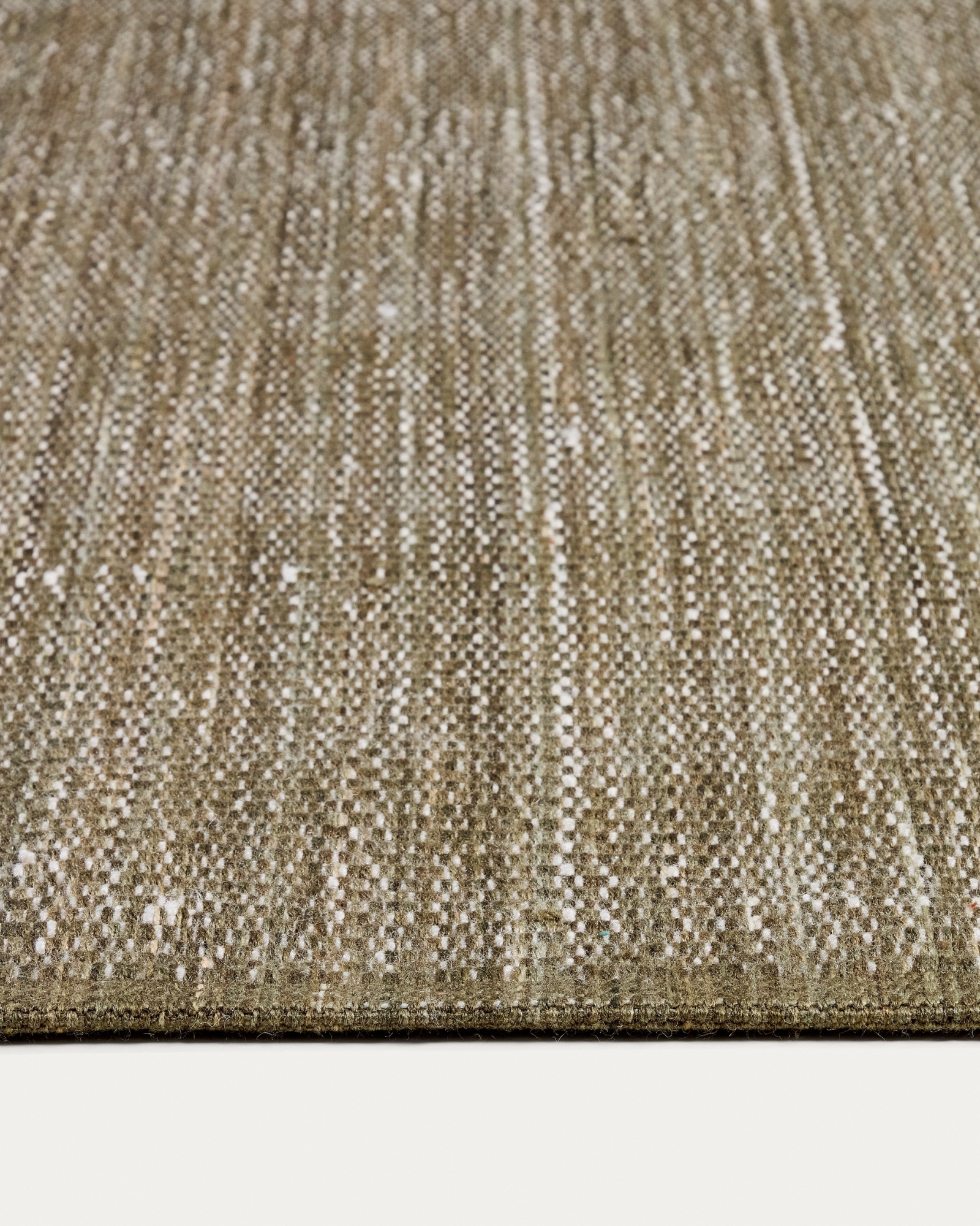 Ковер Tirla зеленого цвета, 100% ПЭТ, 200 x 300 см La Forma 481879