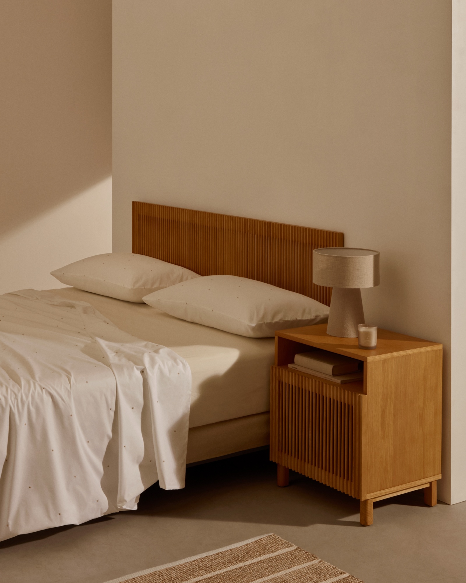 Beyla Прикроватная тумбочка из массива ясеня с дубовым шпоном, 53 x 62 см La Forma (ex Julia Grup)