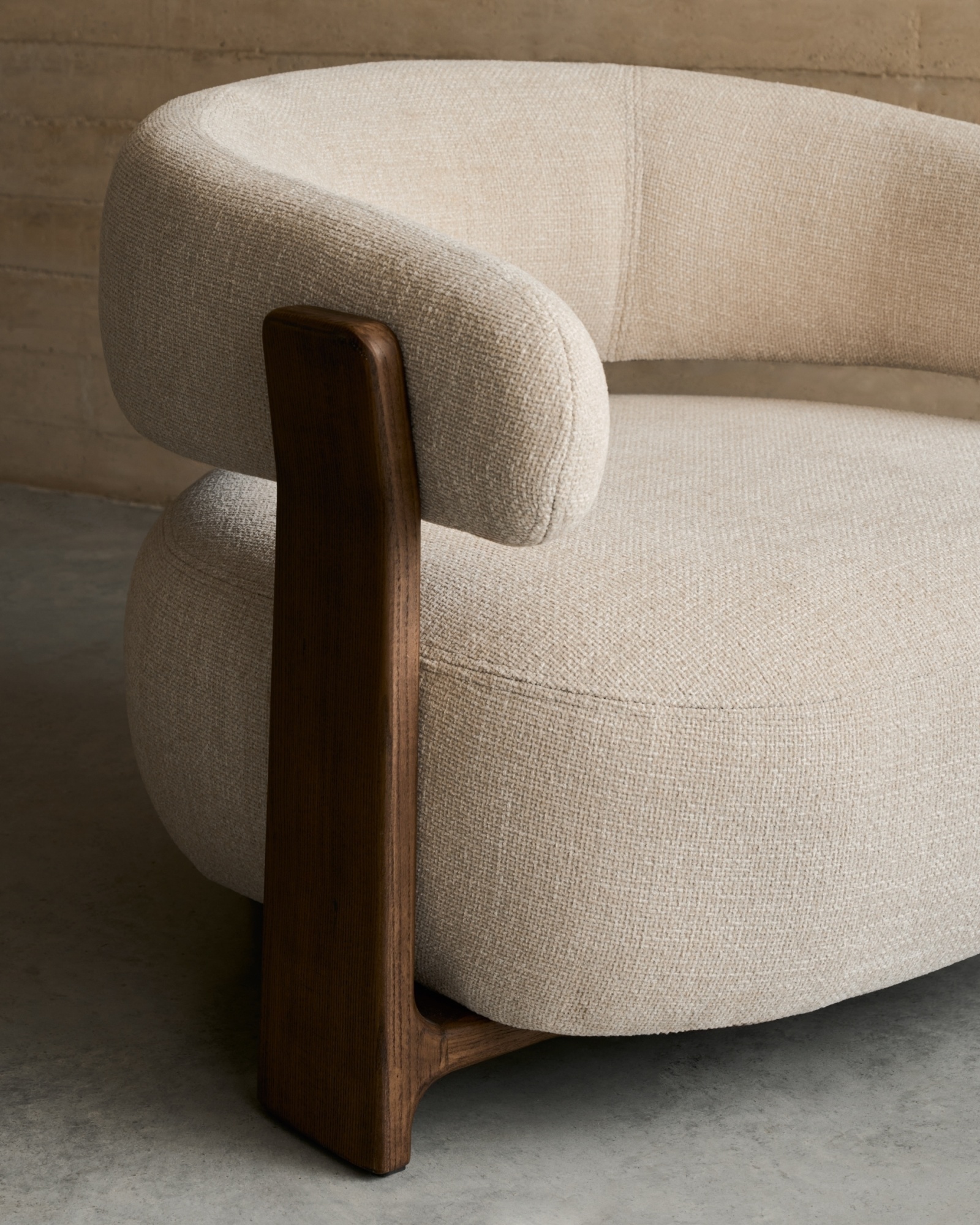 Granite Кресло из бежевого шенилла и массива ясеня в отделке орех La Forma (ex Julia Grup)