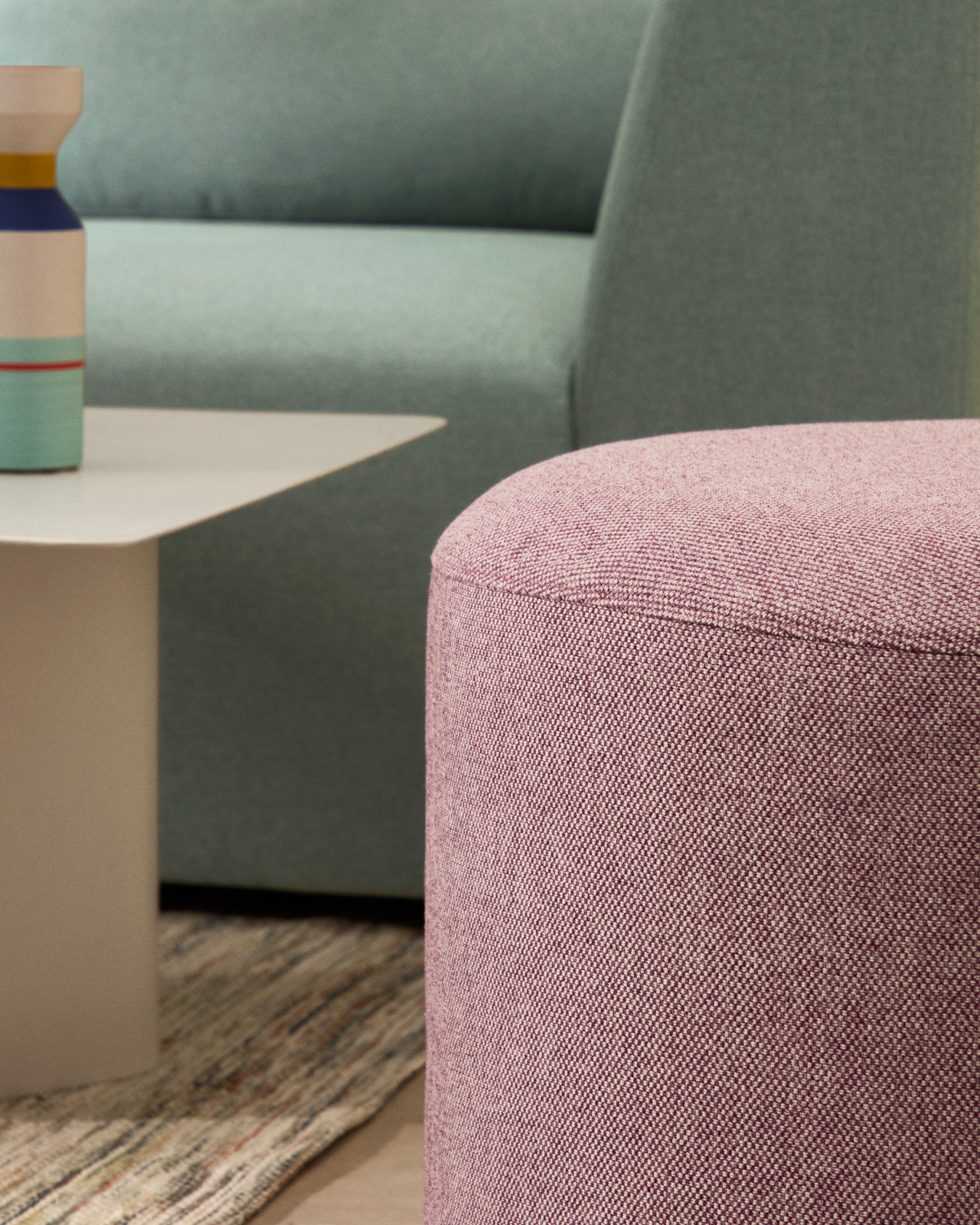 Пуф Kaeli фиолетовый со съемным чехлом Ø60 см La Forma (ex Julia Grup)