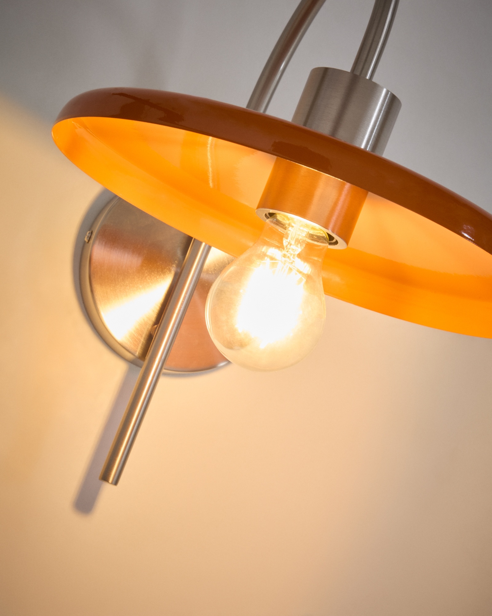 Настенный светильник Nuvira из светло-серого металла с оранжевым абажуром La Forma (ex Julia Grup)