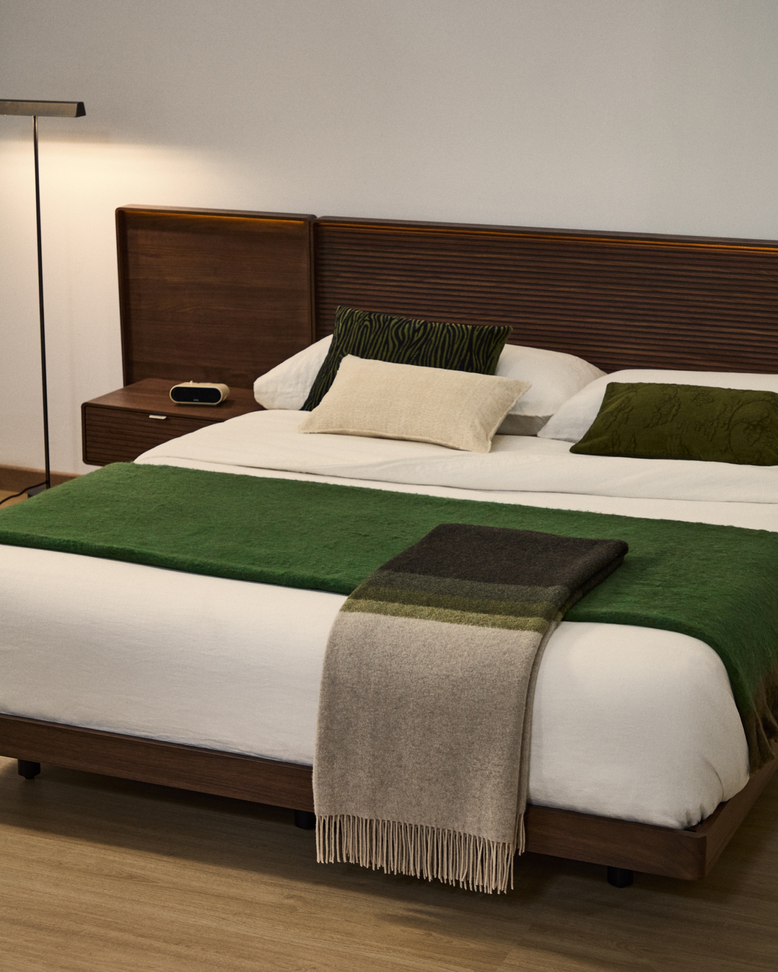 Кровать Norlen с 2 тумбочками из орехового шпона с темной отделкой LED 180 x 200 см La Forma (ex Julia Grup)