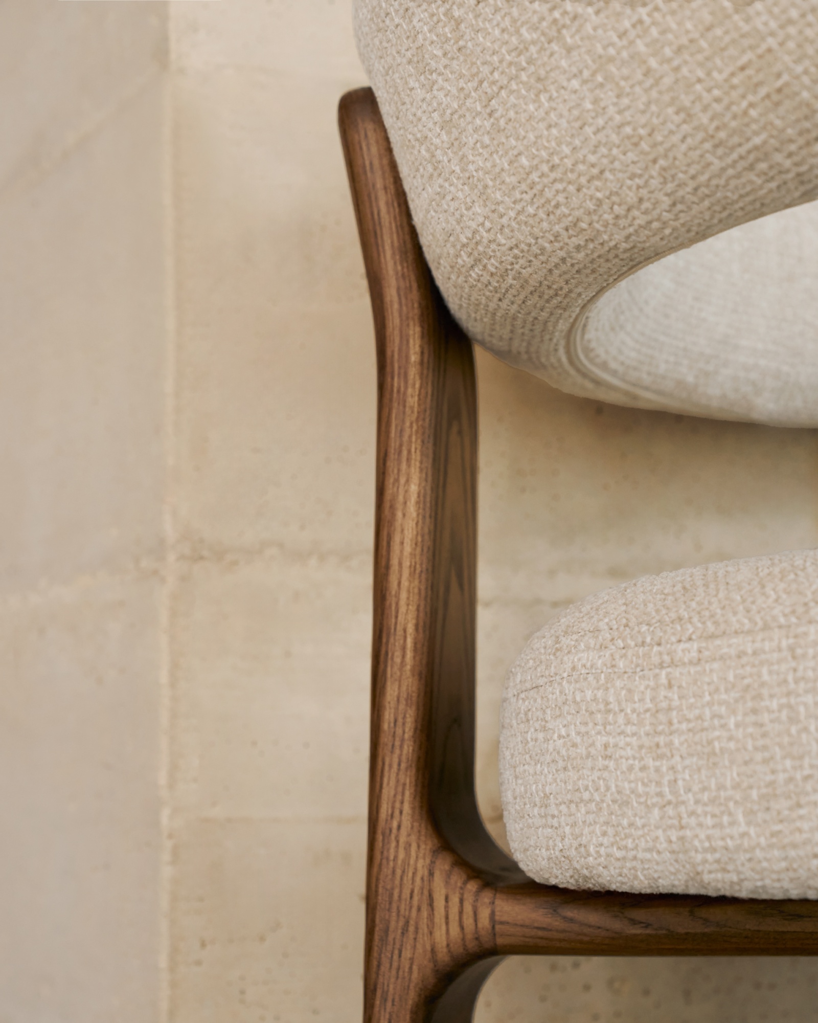 Granite Стул на 3 ножках из бежевого шенилла и массива ясеня в отделке орех La Forma (ex Julia Grup)