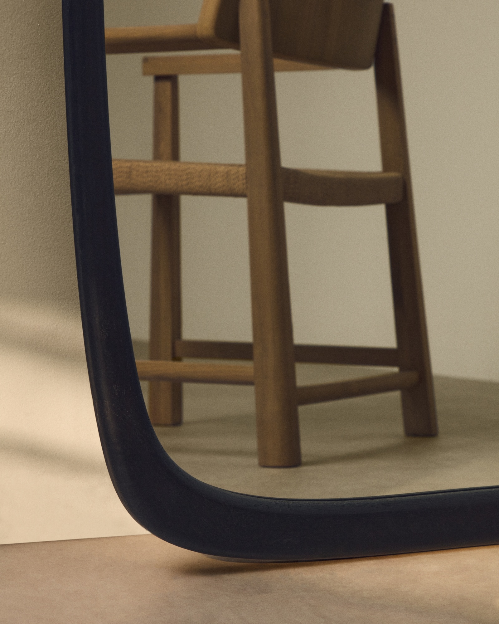 Зеркало из черного тикового дерева Alura 94,5 x 192 см La Forma (ex Julia Grup)