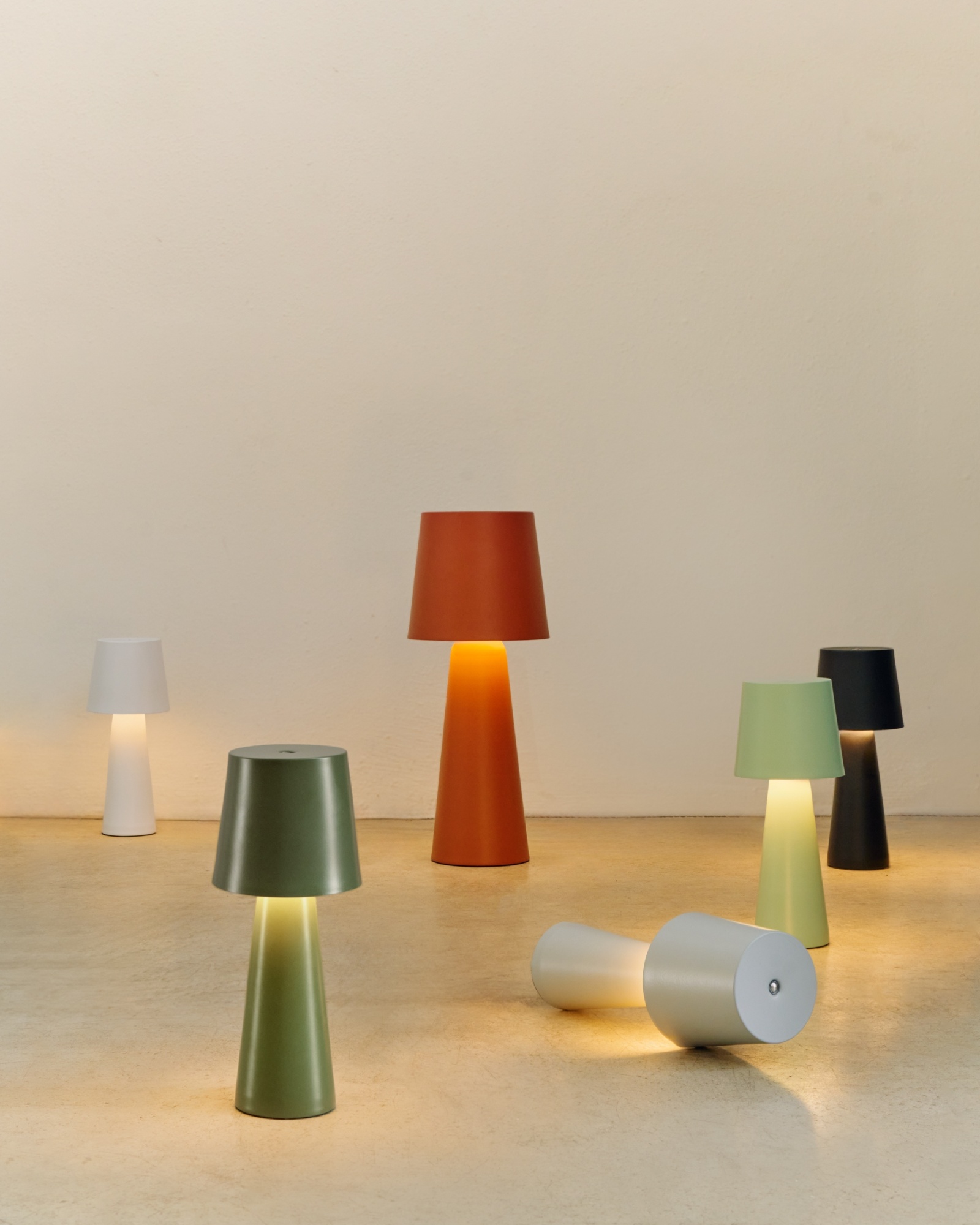 Arenys Маленькая переносная настольная лампа в бирюзовом цвете La Forma (ex Julia Grup)