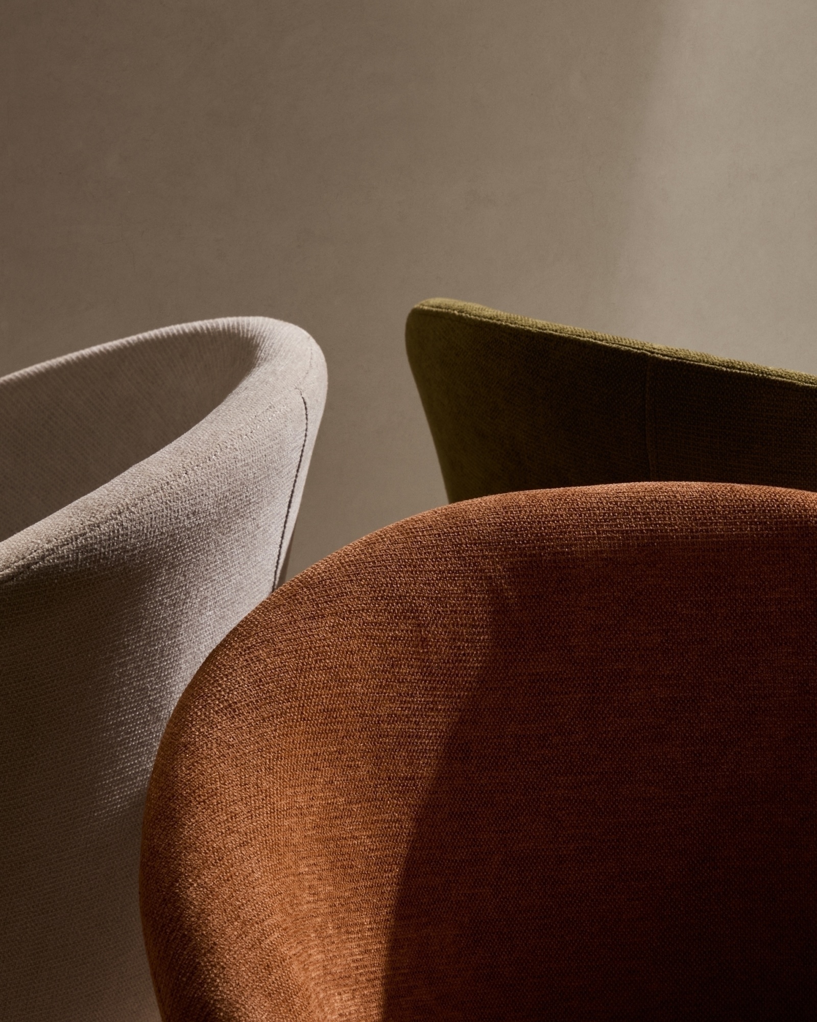 Marvin Поворотный стул из коричневой синели с ножками из ясеня La Forma (ex Julia Grup)