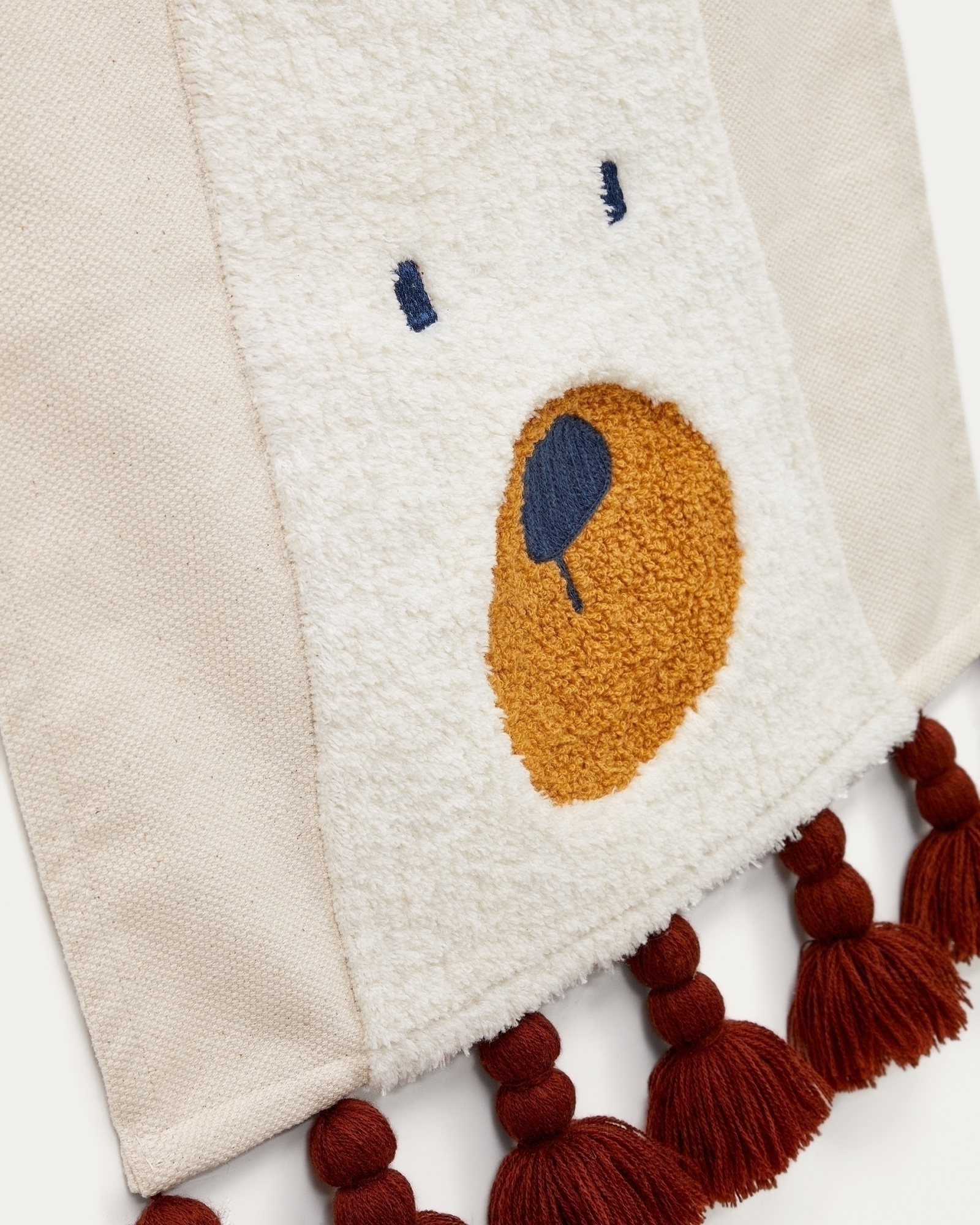 Zelda Гобелен белый хлопок с мишкой и терракотовыми кистями 40 х 40 см La Forma (ex Julia Grup)