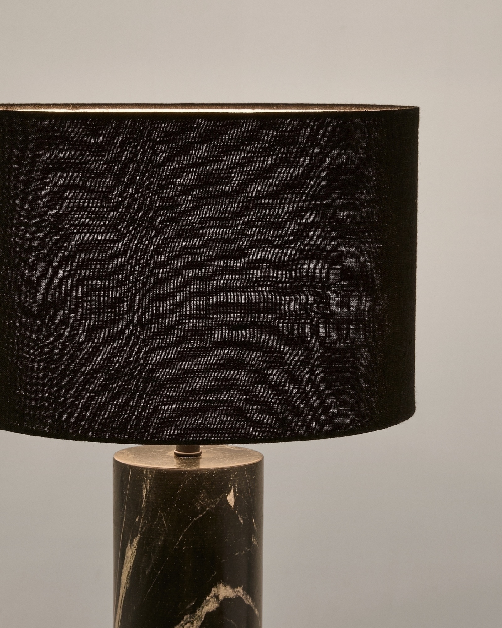Настольная лампа Vex из черного мрамора с черным льняным абажуром La Forma (ex Julia Grup)