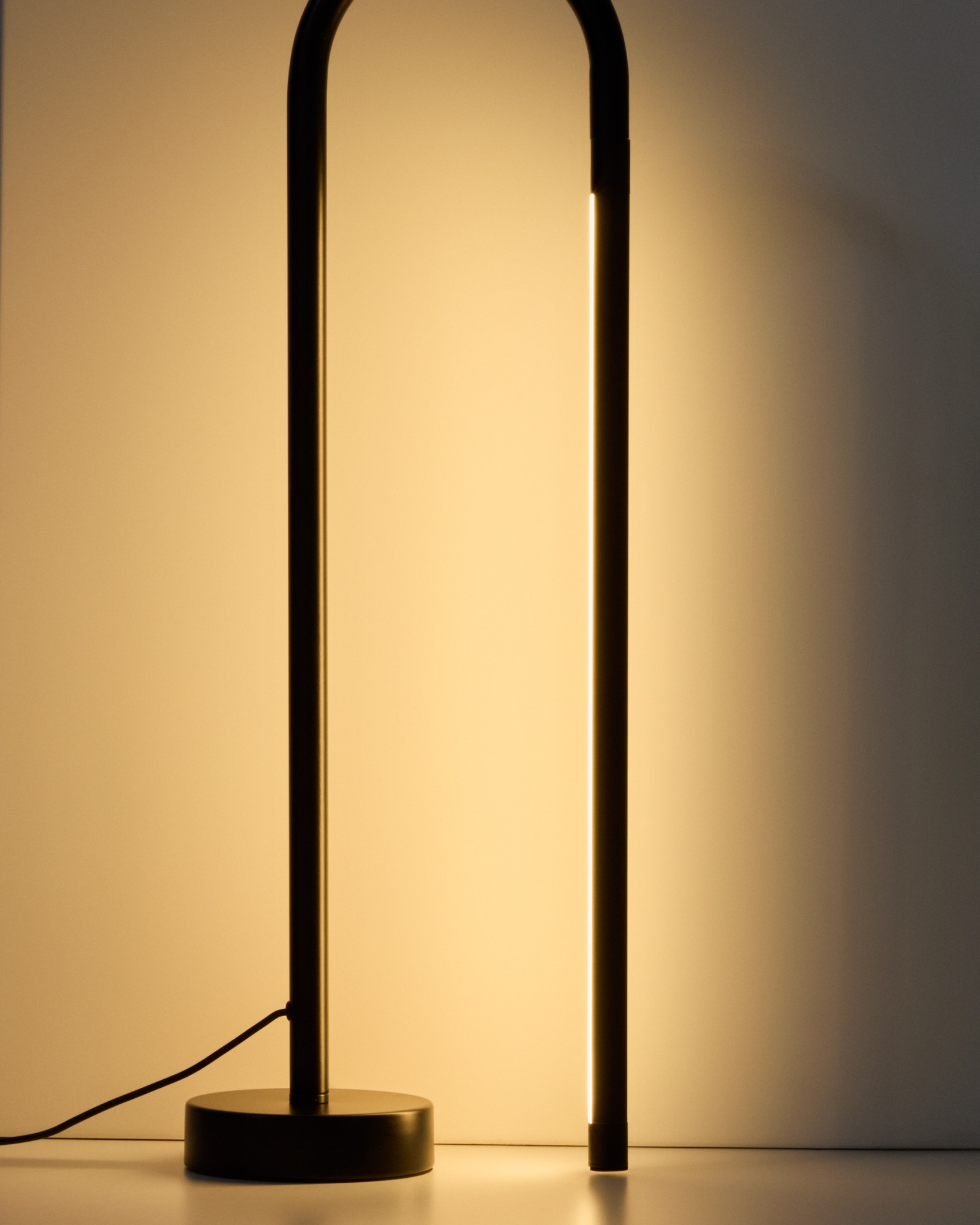 Настольная лампа Bow из черного алюминия La Forma (ex Julia Grup)