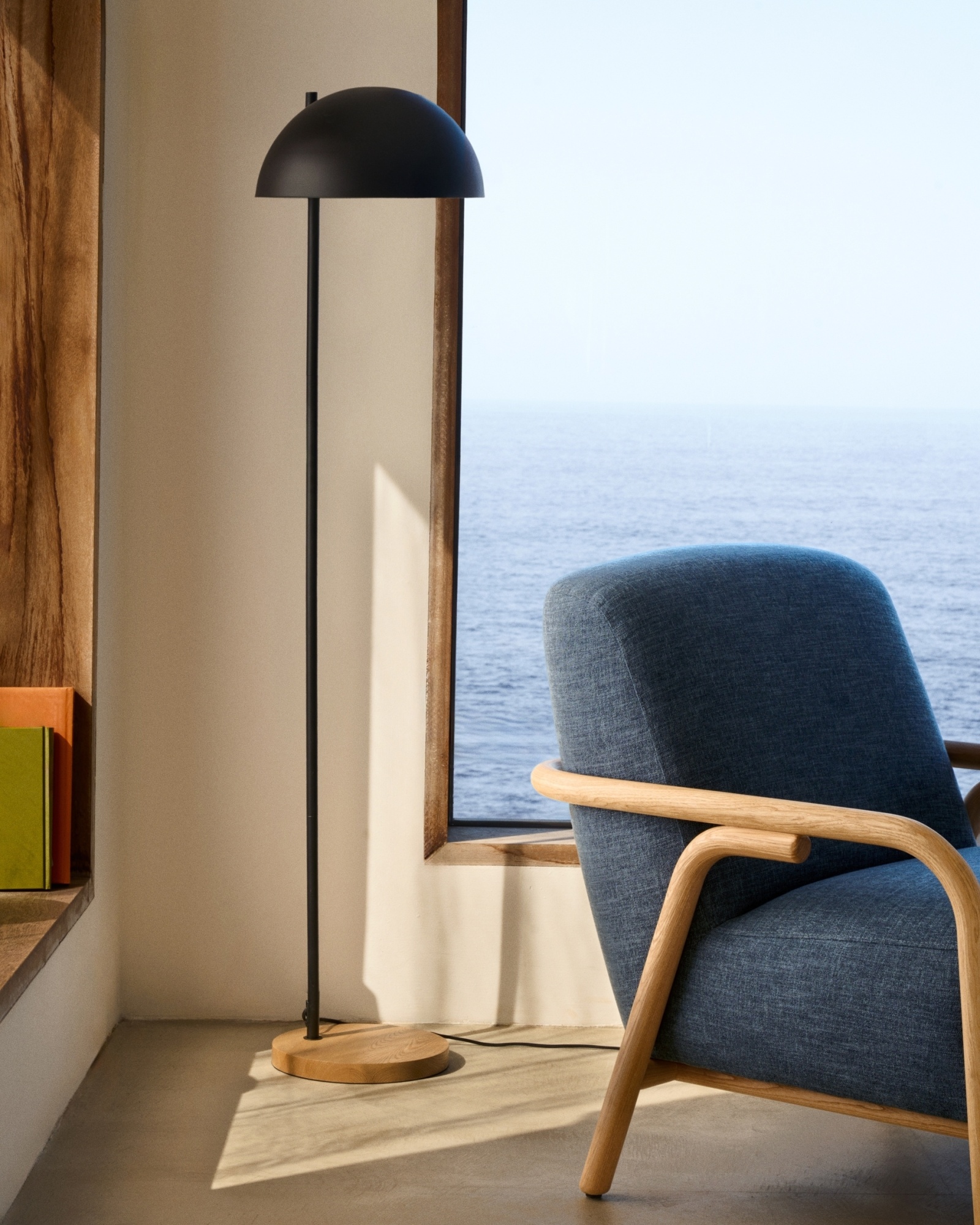 Торшер из дерева ясеня Catlar и металла черный La Forma (ex Julia Grup)