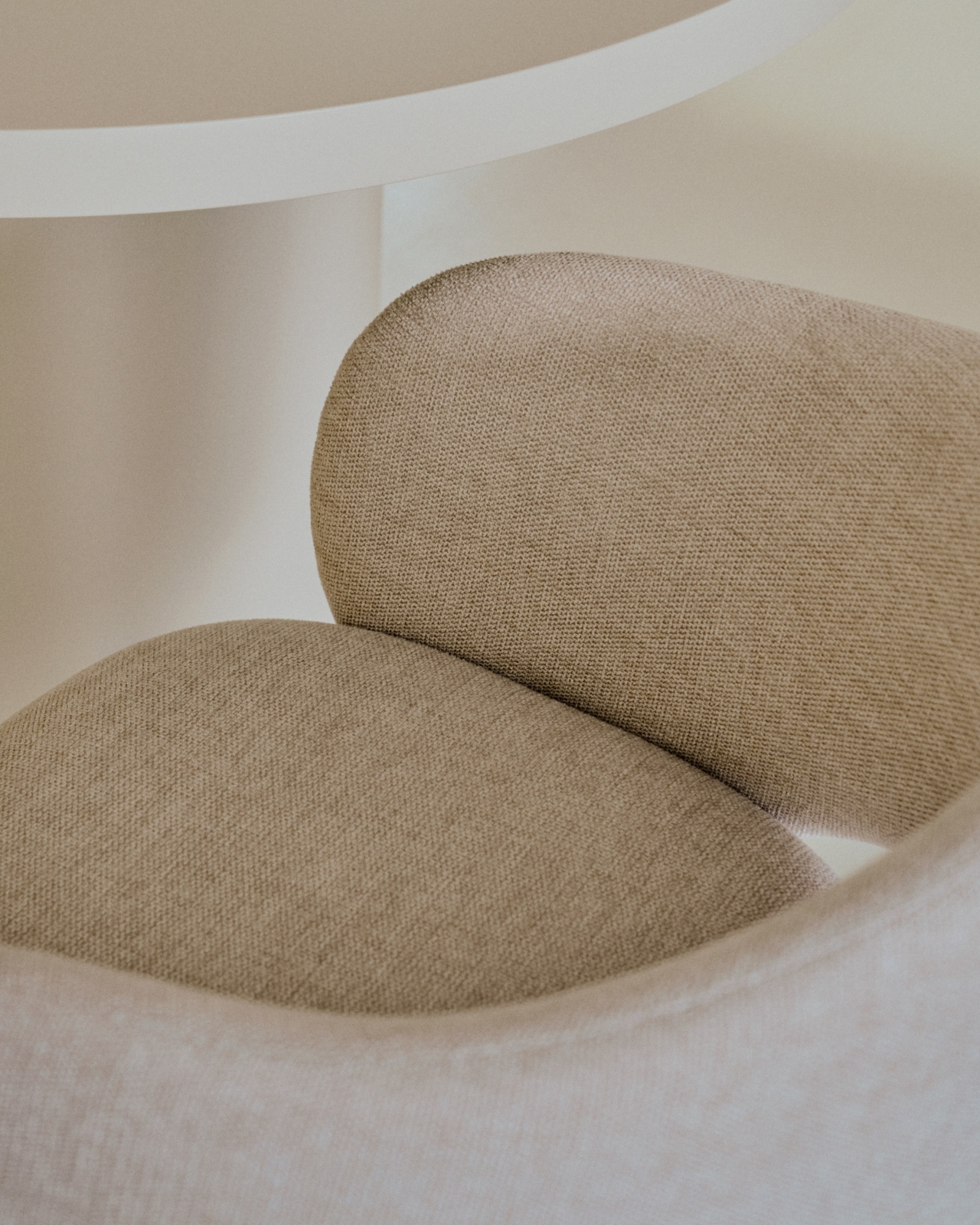 Стол Nealy из лакированного МДФ в отделке экрю, 240 x 100 см La Forma (ex Julia Grup)