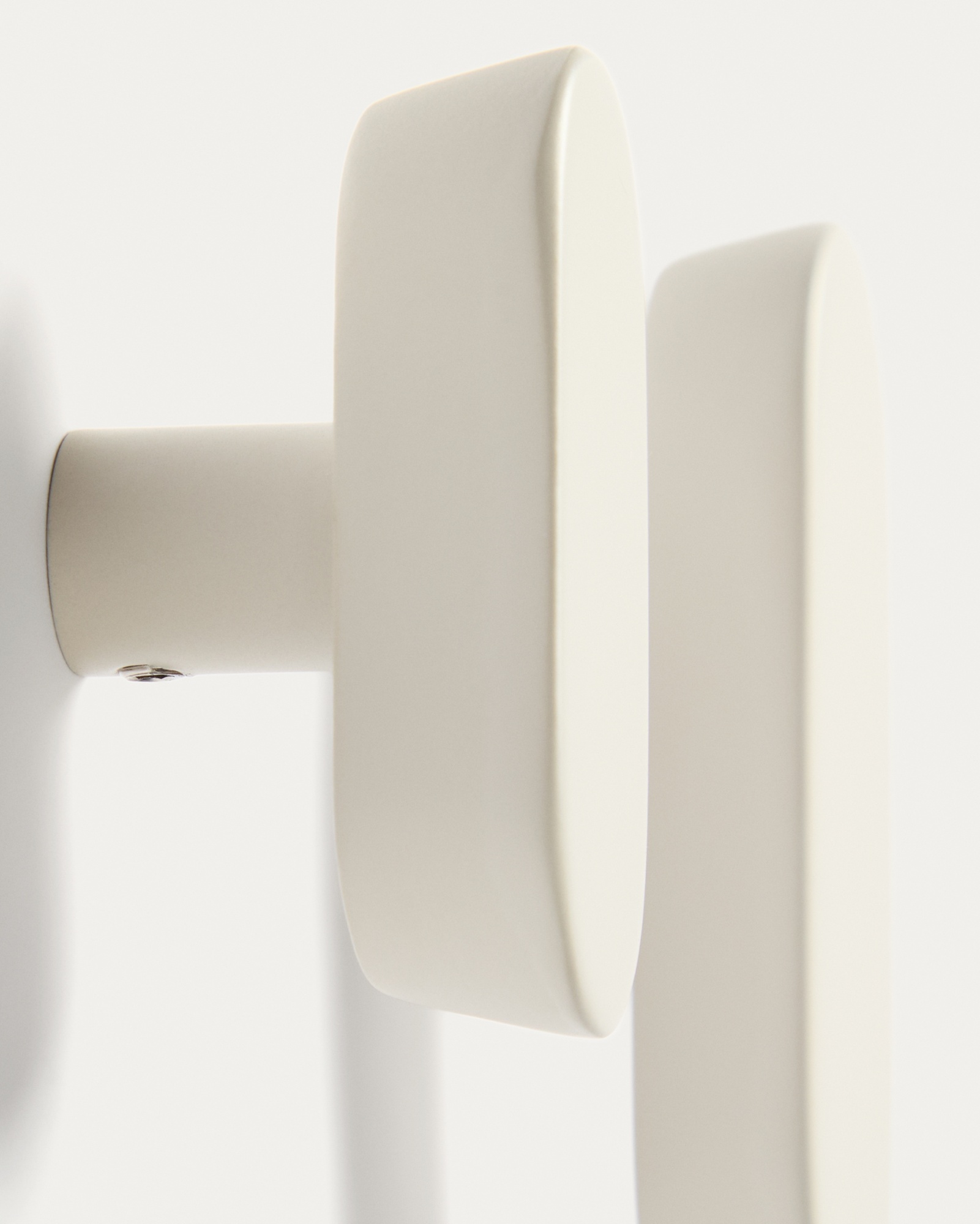 Набор из 2 вешалок Arely из бука с бежевым лаковым покрытием, 6,5 см/10 см La Forma (ex Julia Grup)