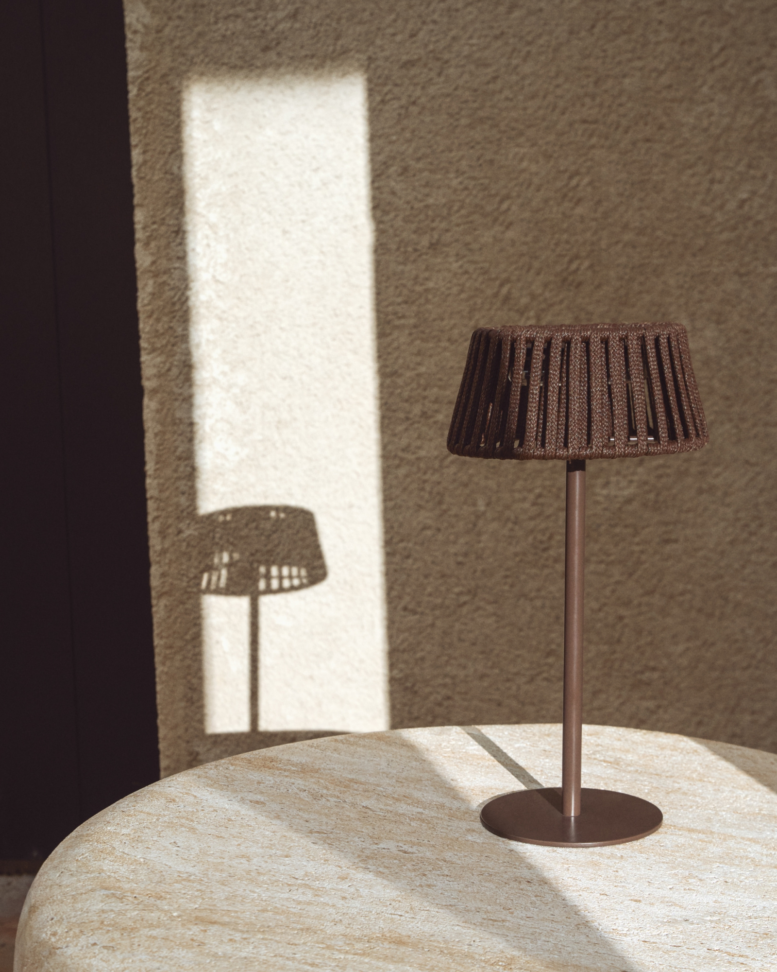 Уличная настольная лампа Aldet на солнечных батареях коричневая La Forma 482379