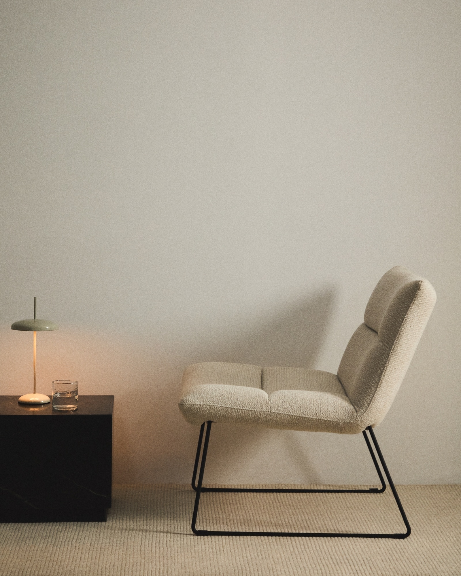 Кресло Asen из бежевого шенилла с черными стальными ножками La Forma (ex Julia Grup)