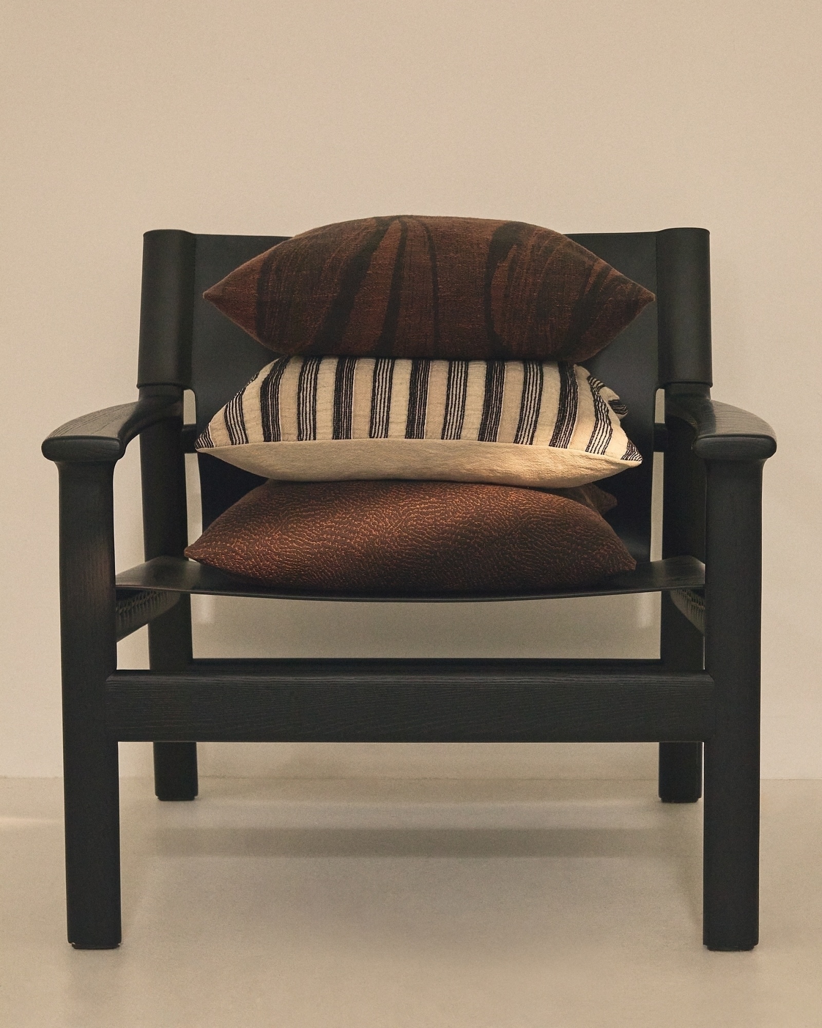 Чехол на подушку Junie из коричневого хлопкового жаккарда 50 x 50 см La Forma (ex Julia Grup)