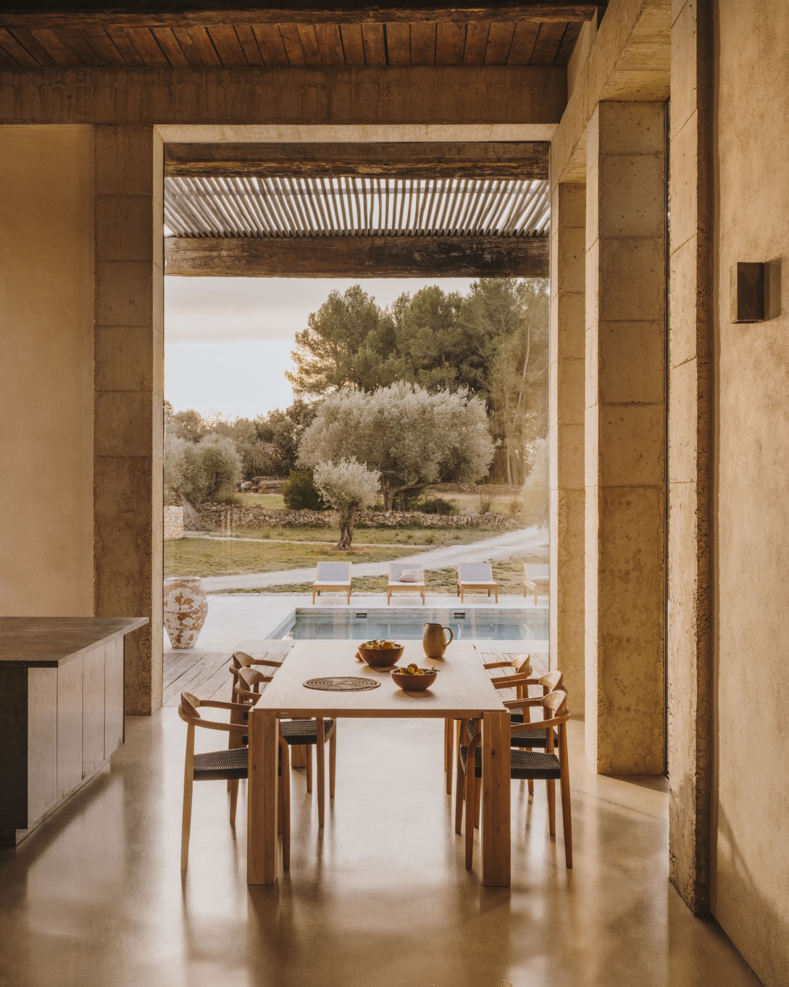 Стол Deyarina с дубовым шпоном и ножками из массива дуба 220 х 110 см La Forma (ex Julia Grup)