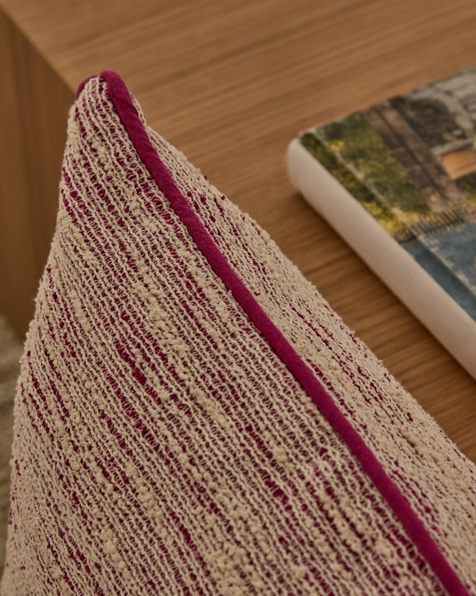 Чехол на подушку Brisella из розового жаккарда с контрастной отделкой 45 x 45 см La Forma (ex Julia Grup)