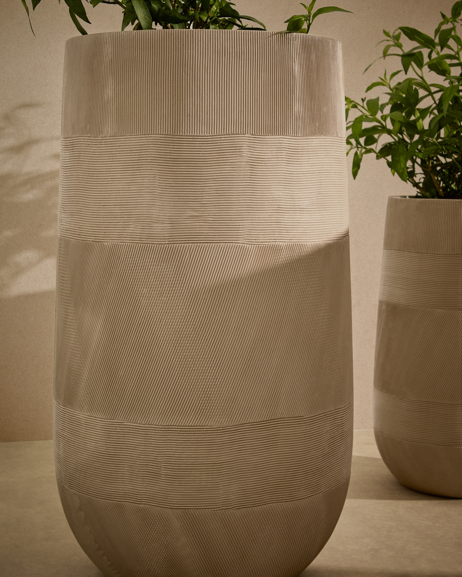 Набор из 2 кашпо Tival из песчаника бежевого цвета Ø 45 см La Forma (ex Julia Grup)