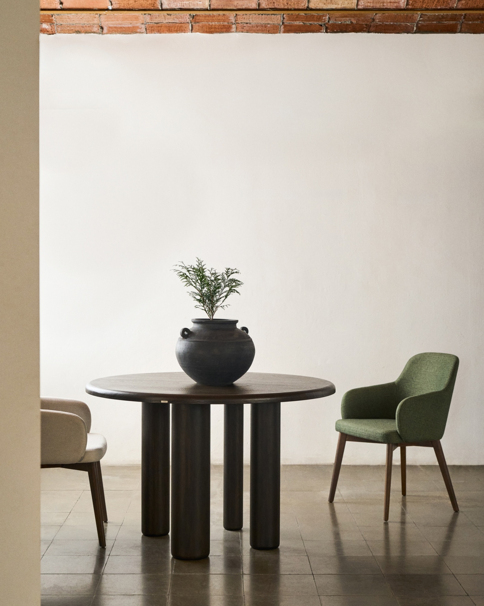 Mailen Круглый стол из шпона ясеня с темной отделкой Ø 120 см La Forma (ex Julia Grup)