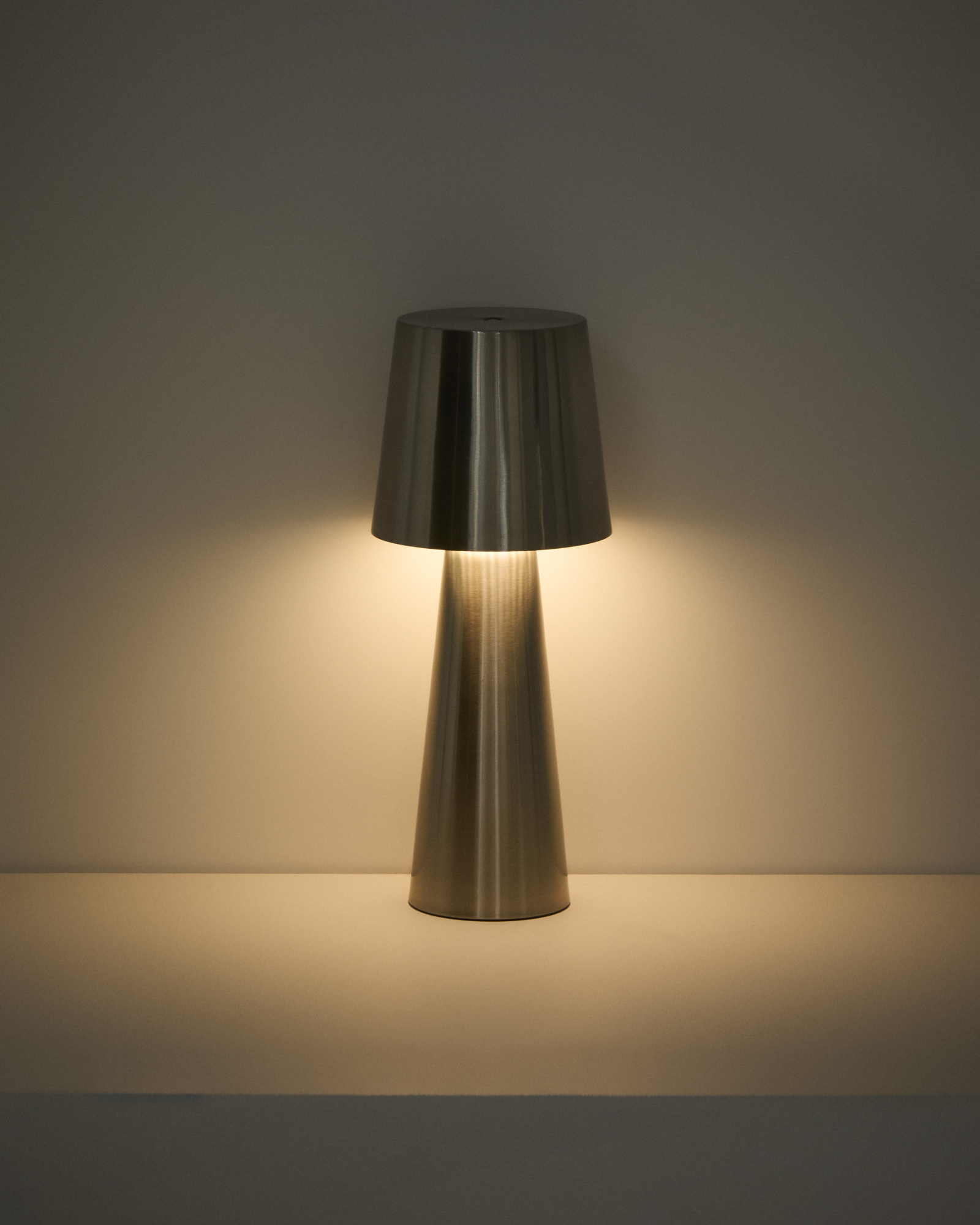 Настольная лампа Arenys большая из металла с блестящей серебристой отделкой La Forma 482407