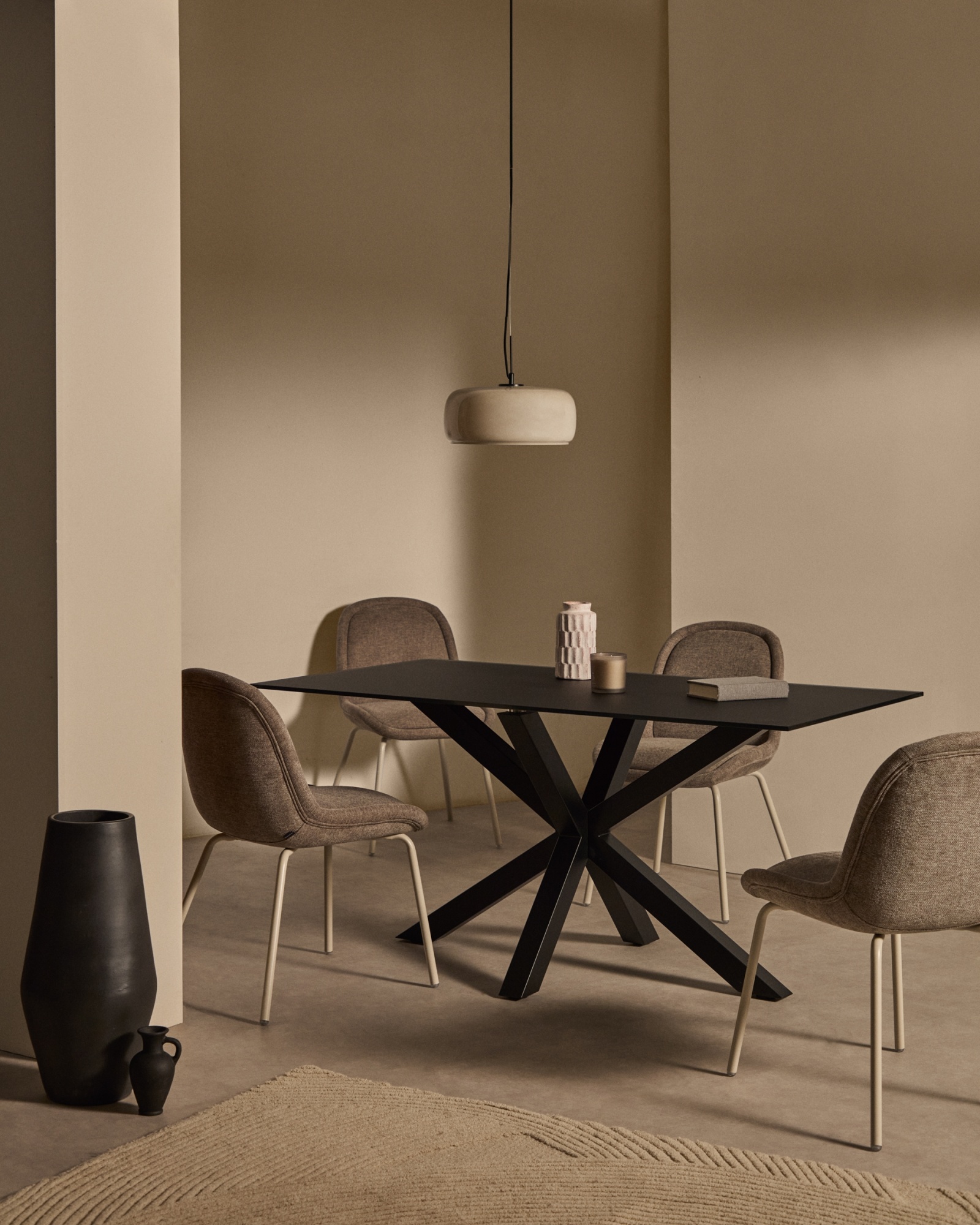 Стол Argo с черным стеклом и черными стальными ножками 160 x 190 La Forma (ex Julia Grup)