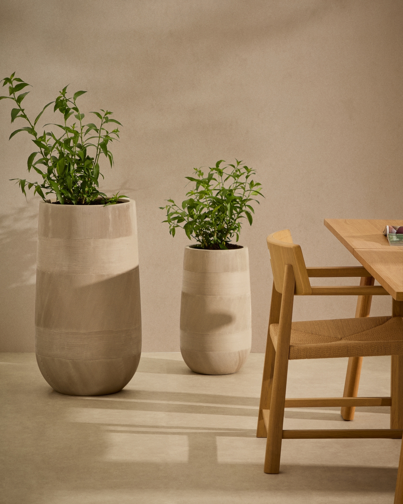 Набор из 2 кашпо Tival из песчаника бежевого цвета Ø 45 см La Forma (ex Julia Grup)