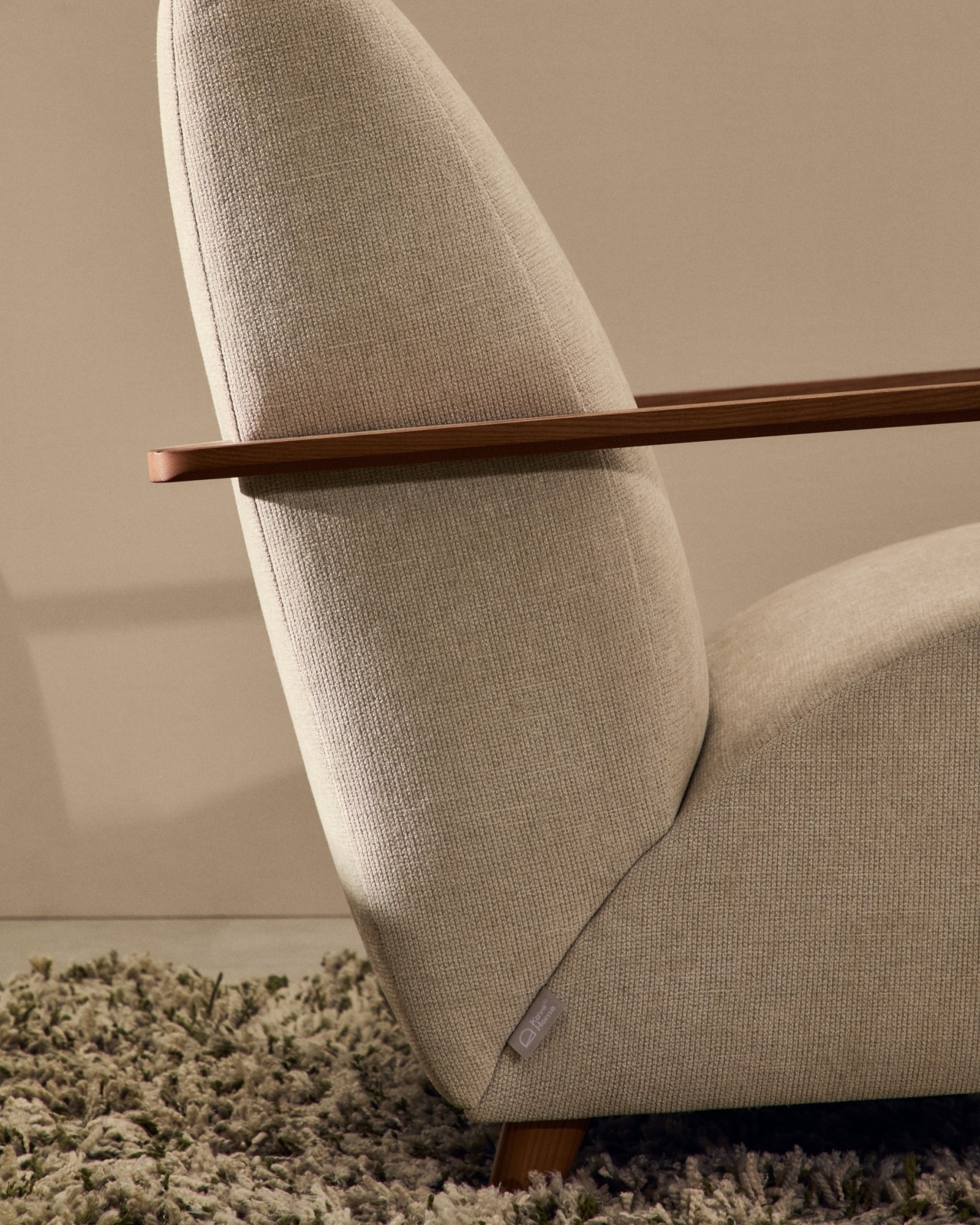 Кресло Meghan из жемчужного шенилла и массива ясеня с отделкой под орех La Forma (ex Julia Grup)