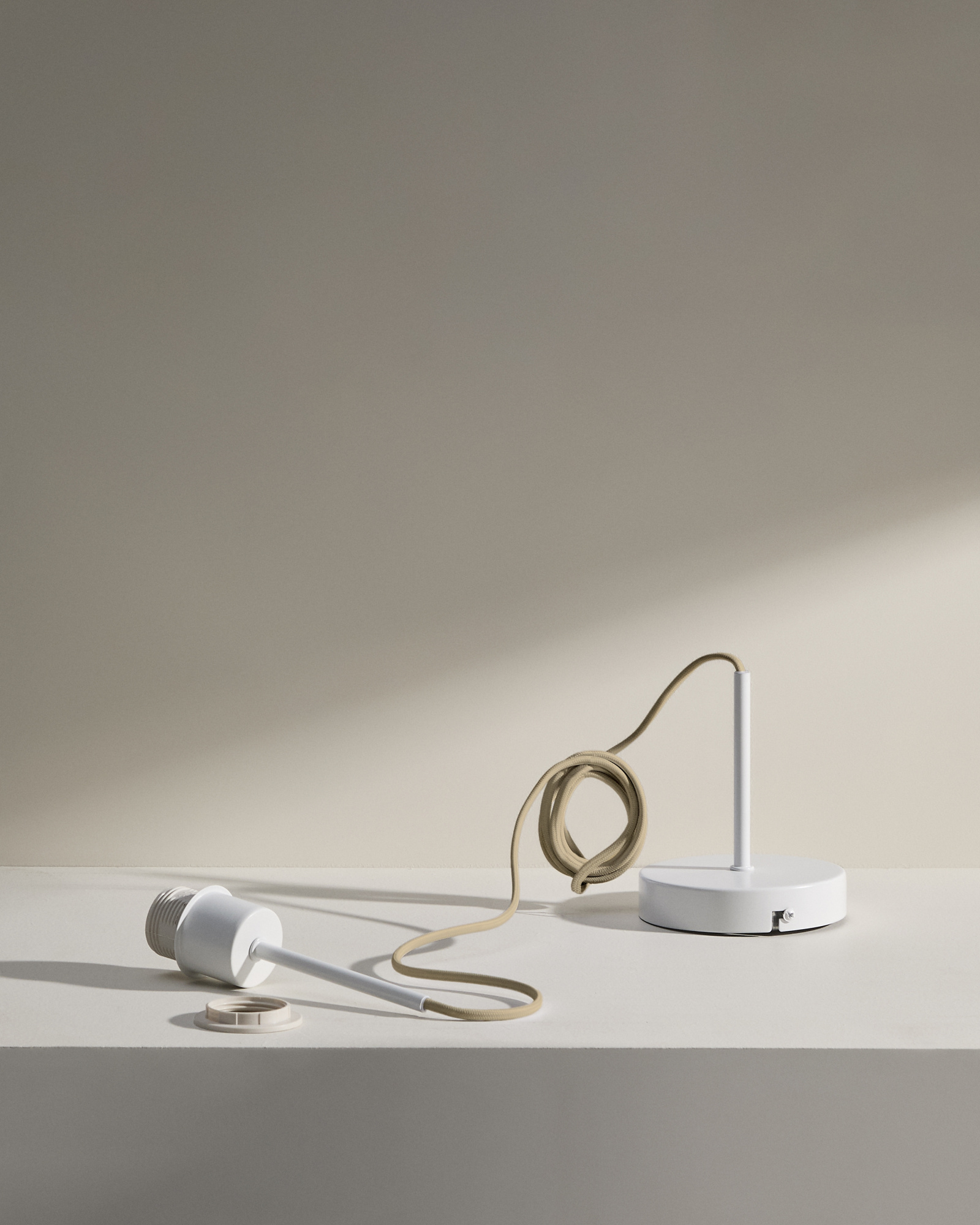 Основание металлического светильника Fluvia белого цвета, 150 см La Forma (ex Julia Grup)