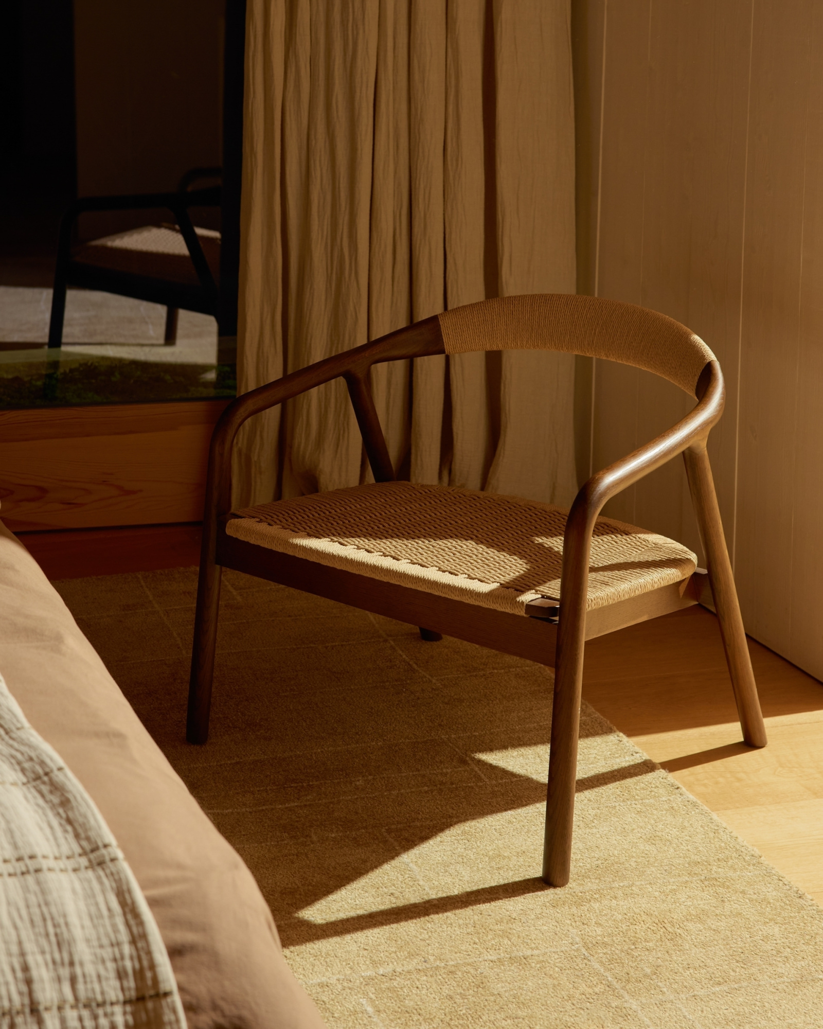 Кресло уличное Derile из дуба с натуральной отделкой и бежевой веревки La Forma 481829