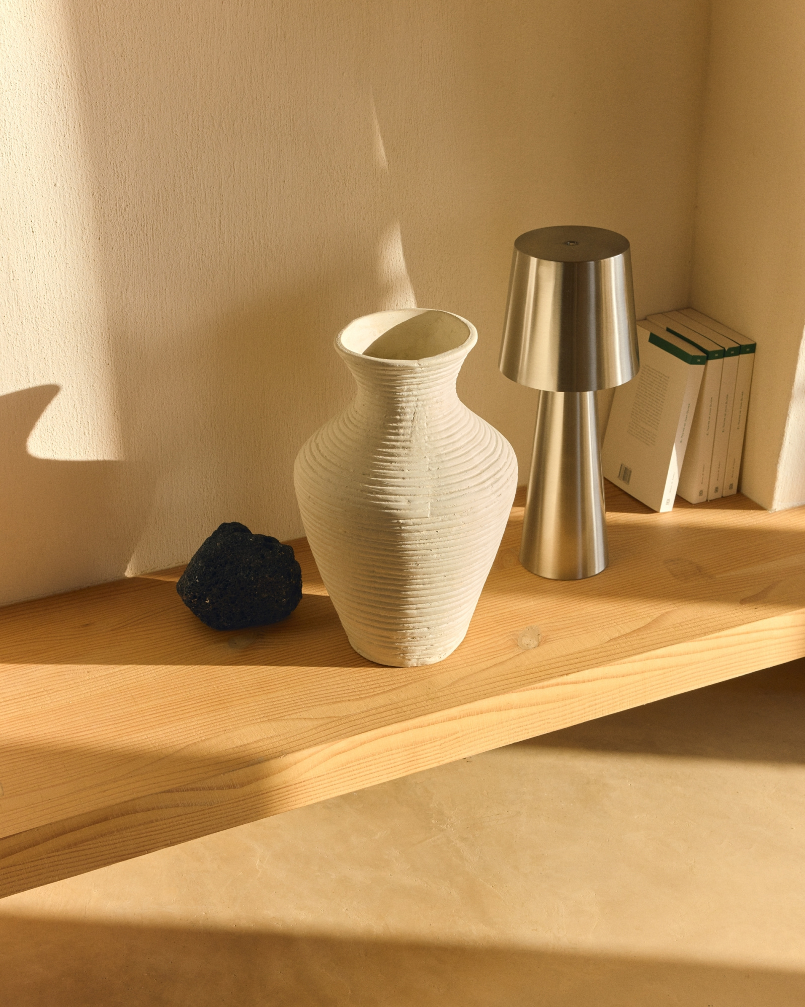 Настольная лампа Arenys малая из металла с блестящей серебристой отделкой La Forma 482405