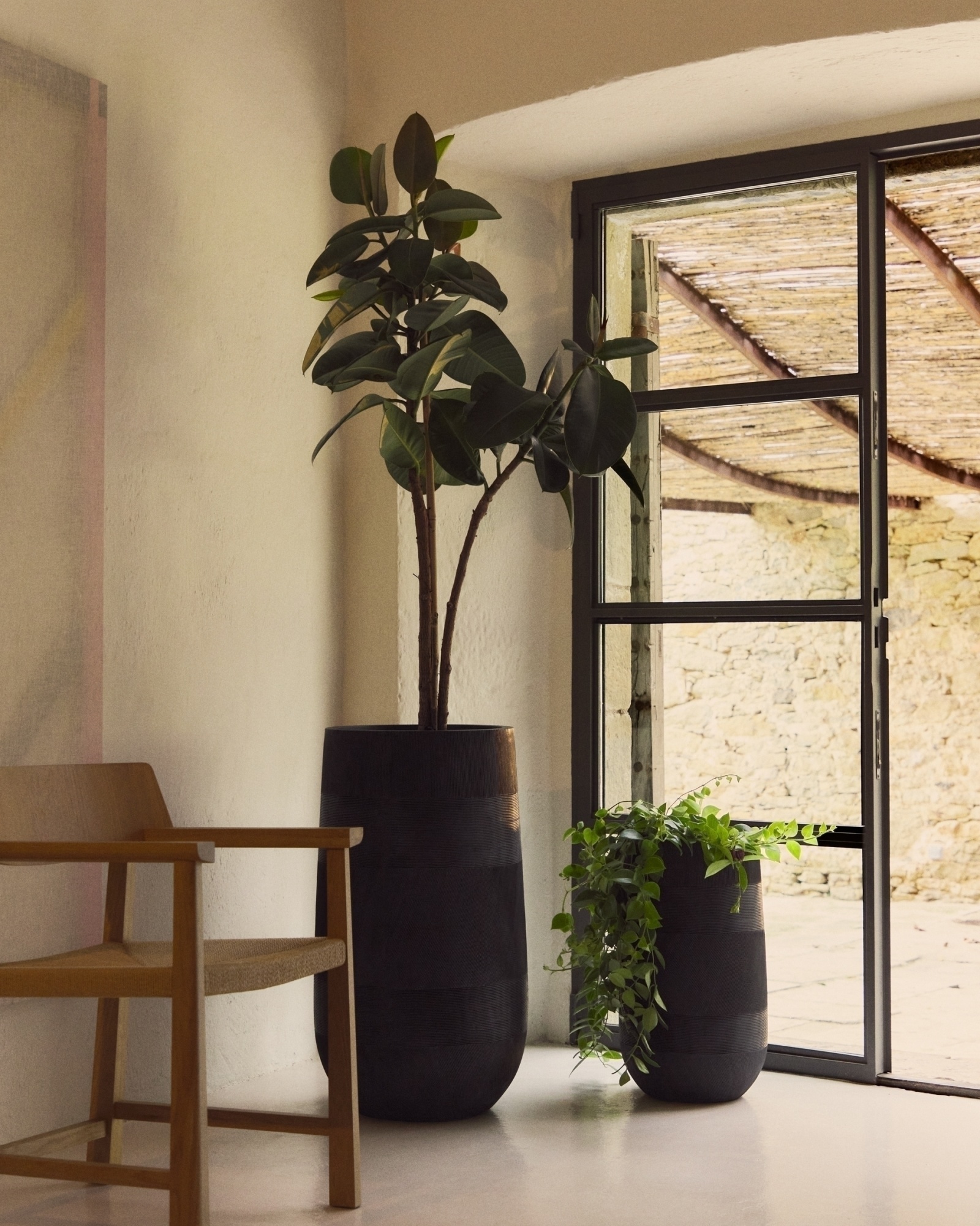 Набор из 2 кашпо Tival из песчаника черного цвета Ø 45 см La Forma (ex Julia Grup)