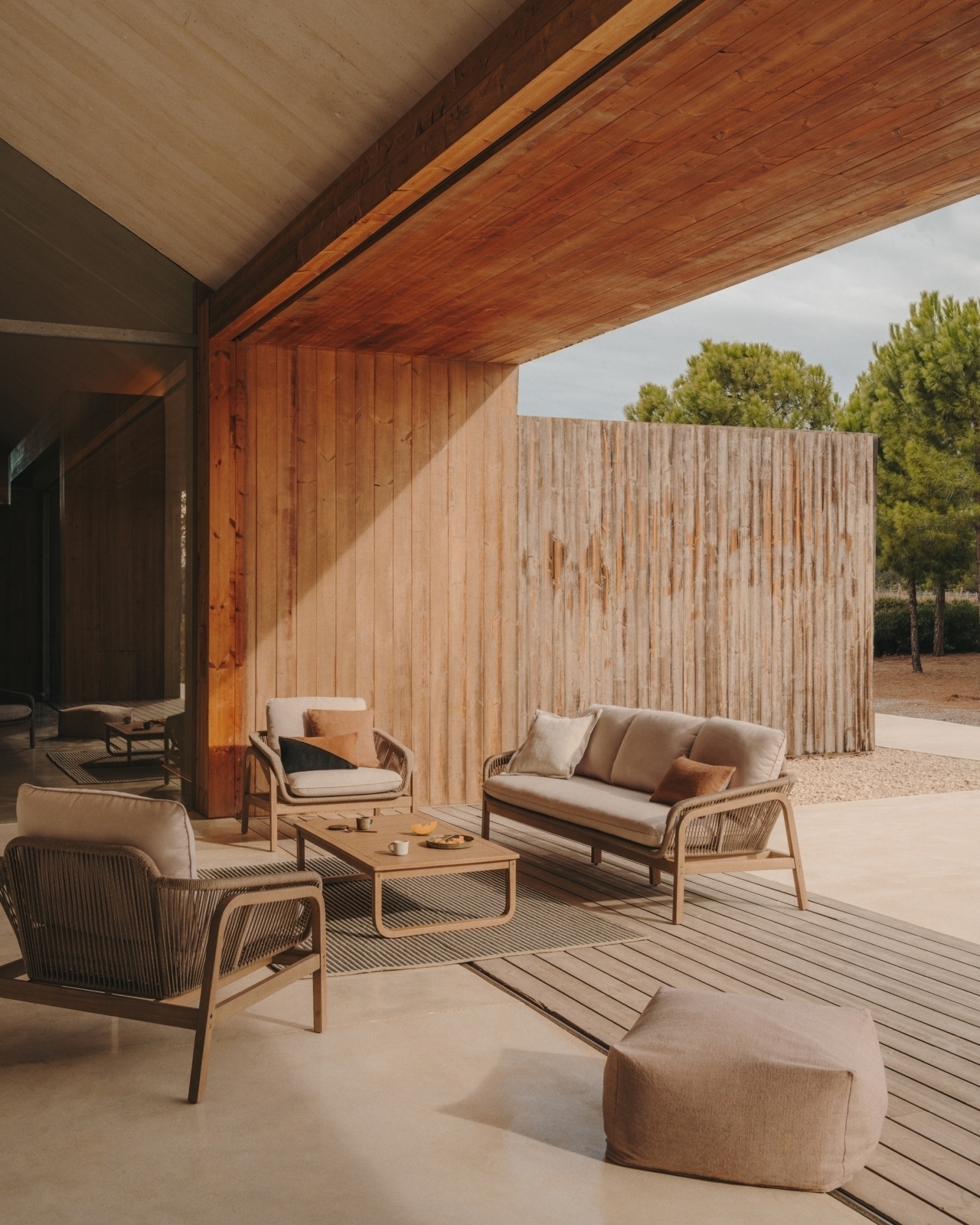 Комплект Vellana: 3-местный диван, 2 кресла и журнальный столик из 100% массива акации La Forma (ex Julia Grup)