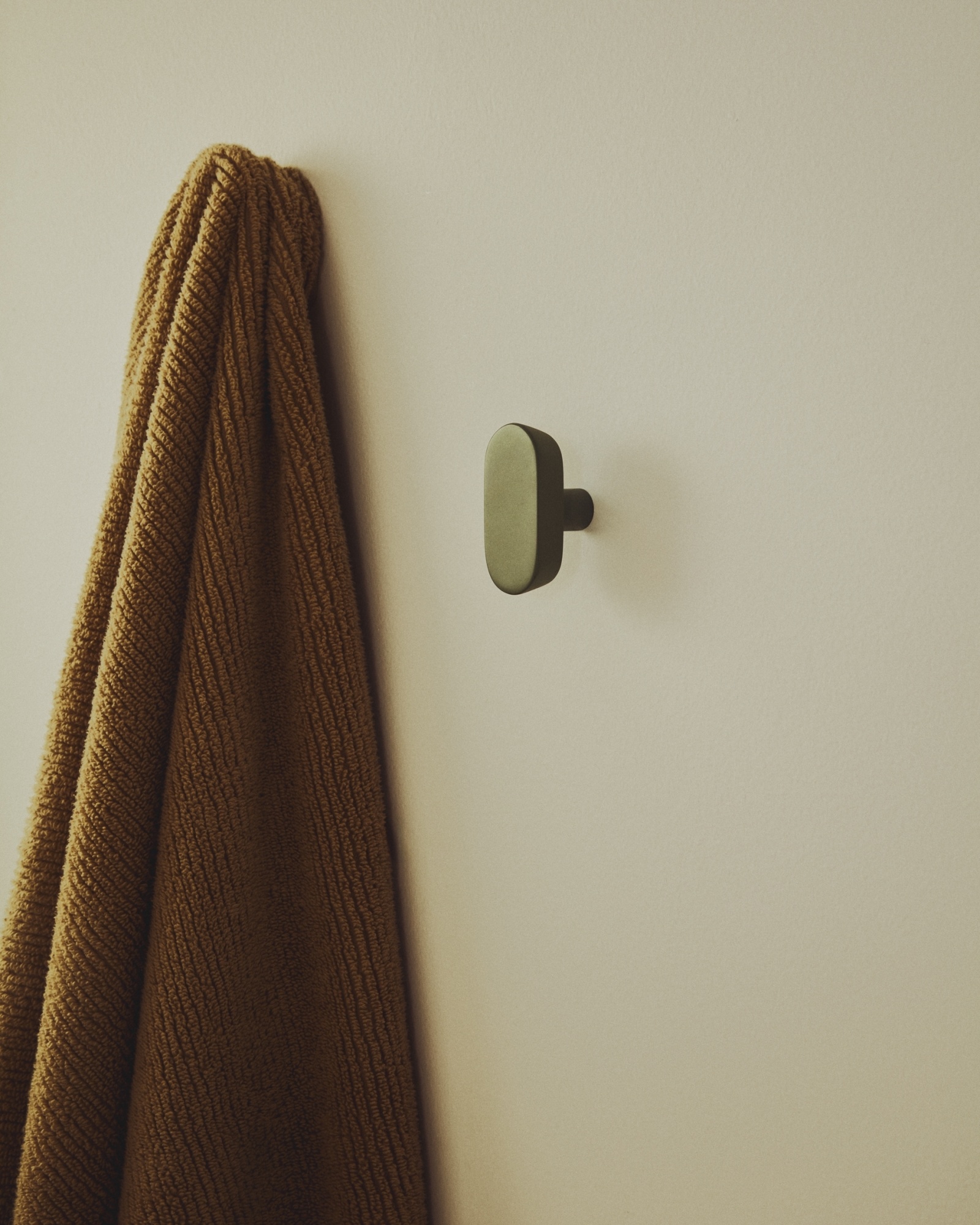 Набор из 2 вешалок Arely из бука с зеленым лаковым покрытием, 6,5 см/10 см La Forma (ex Julia Grup)