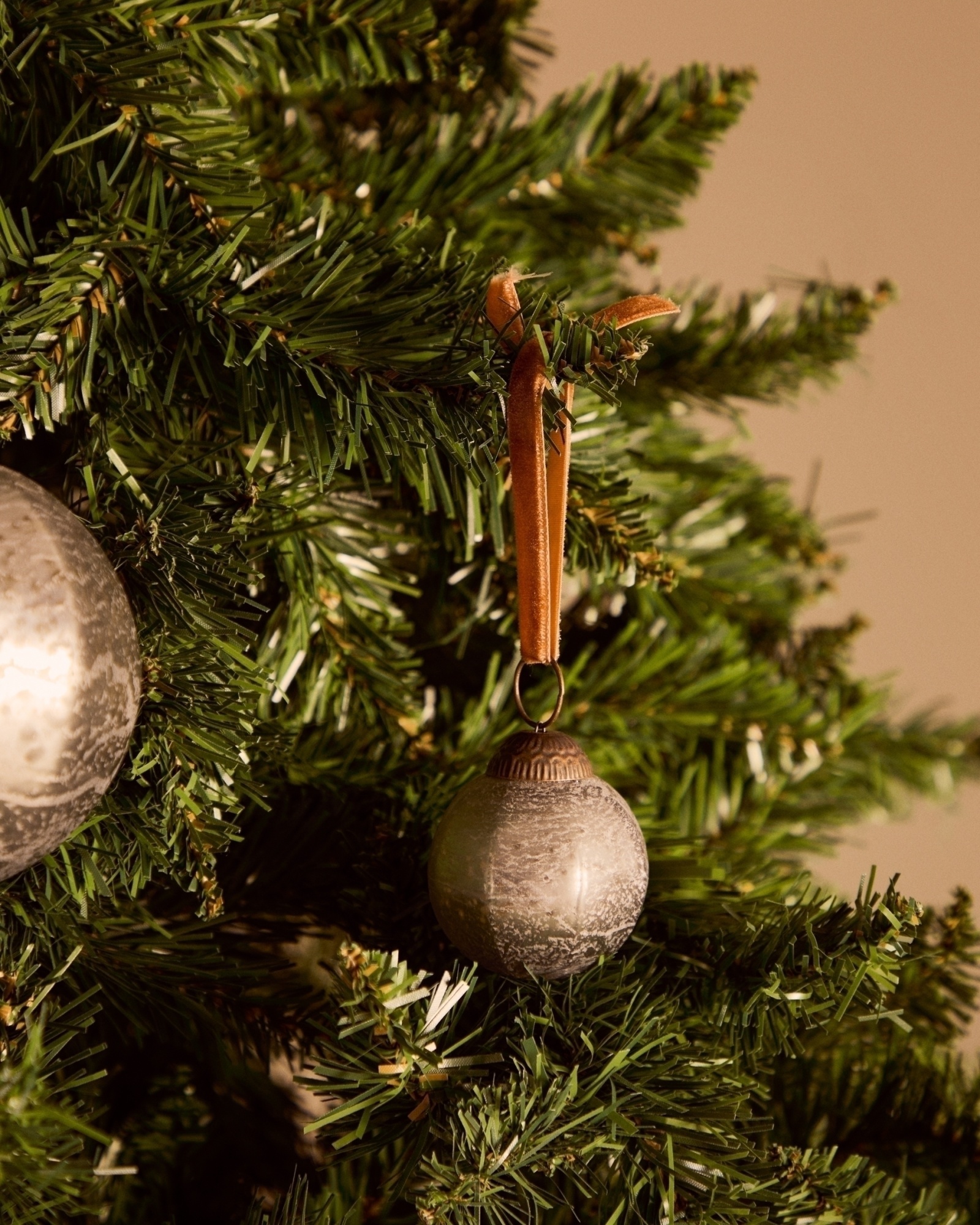 Набор из 4 рождественских шаров Blama из переработанного серебряного стекла, Ø 6 см La Forma (ex Julia Grup)