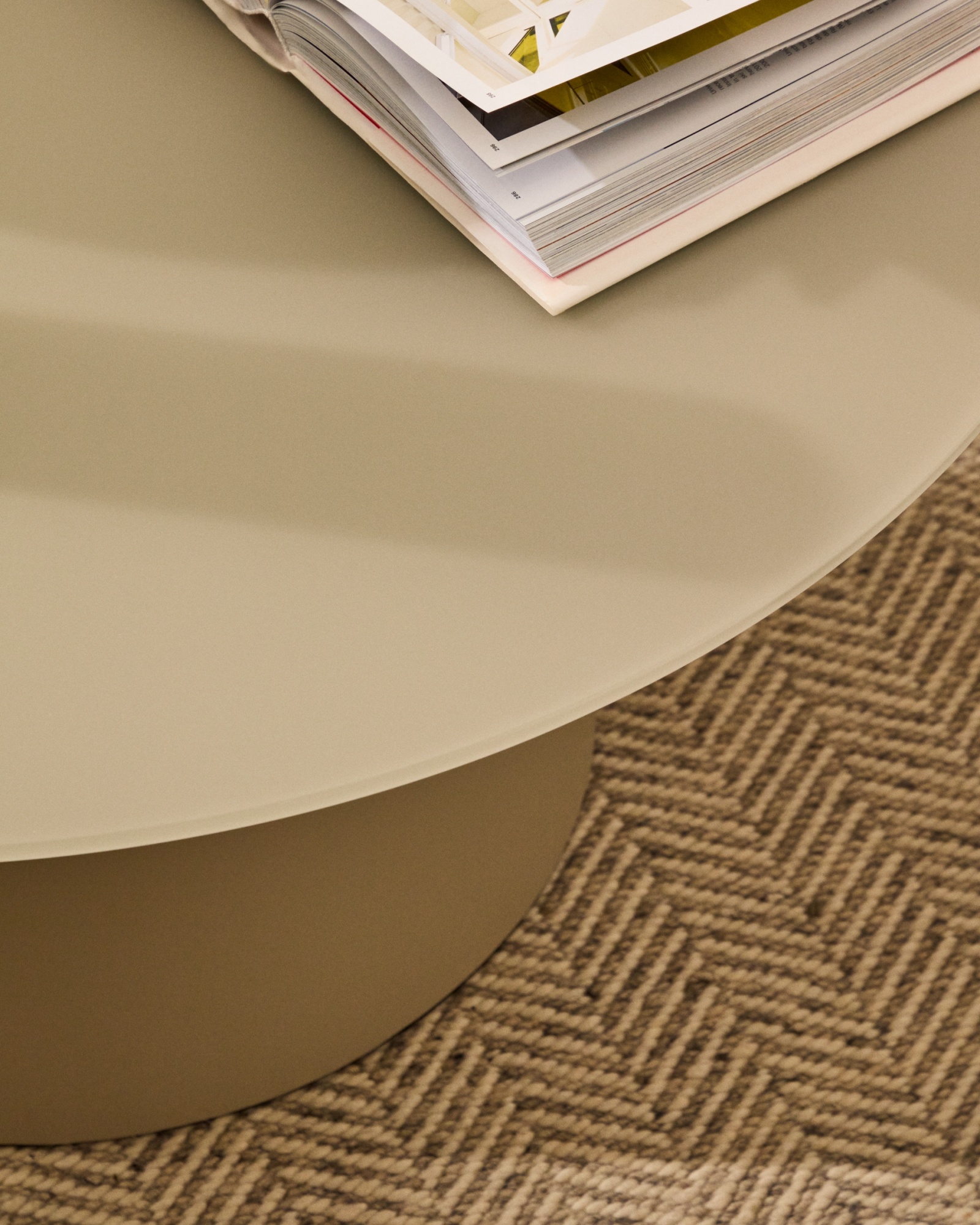 Журнальный столик Wilshire из матового стекла и стали матово-серый Ø80 см La Forma (ex Julia Grup)