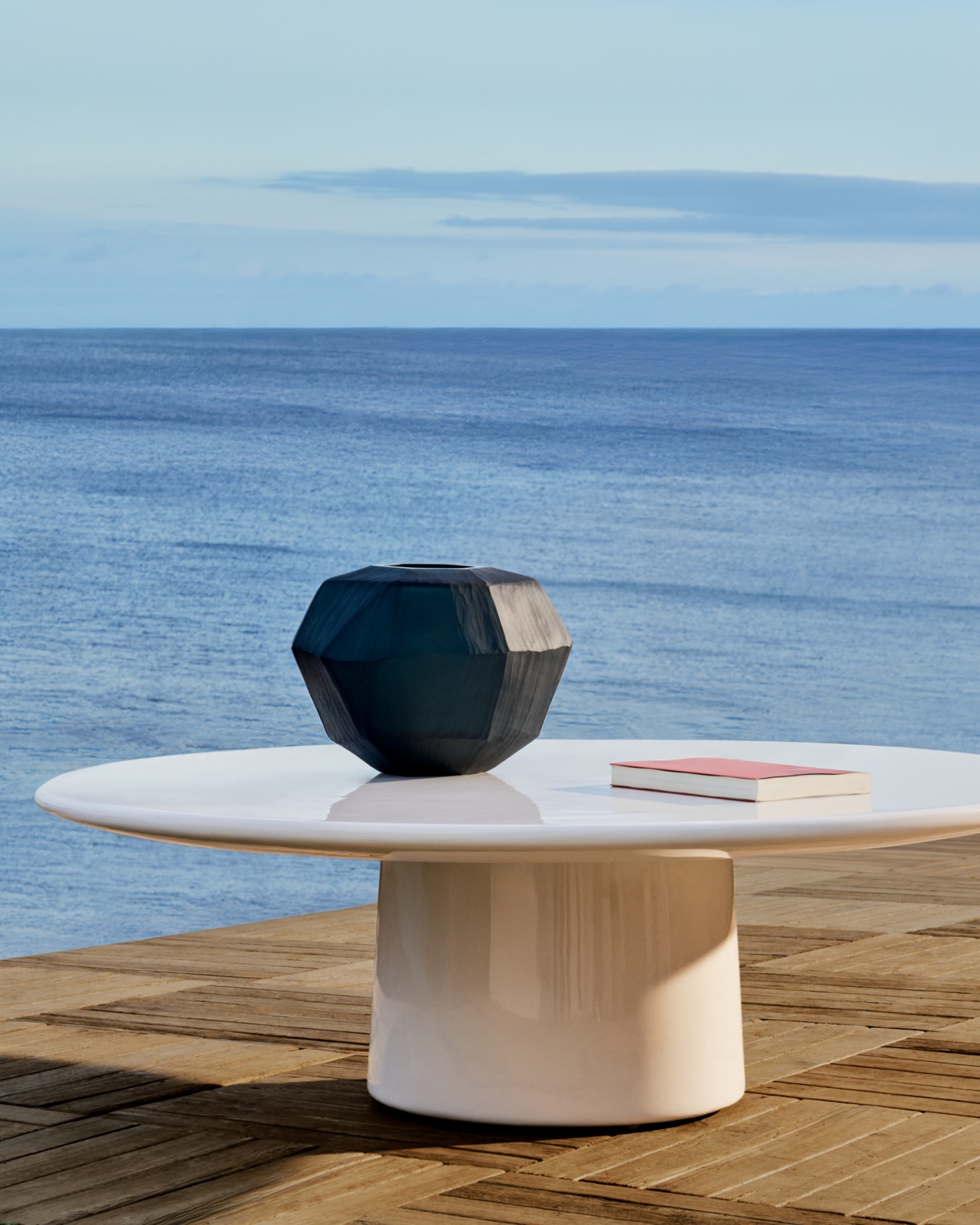 Журнальный столик Albanella из цемента с глянцевой белой отделкой Ø110 см La Forma (ex Julia Grup)