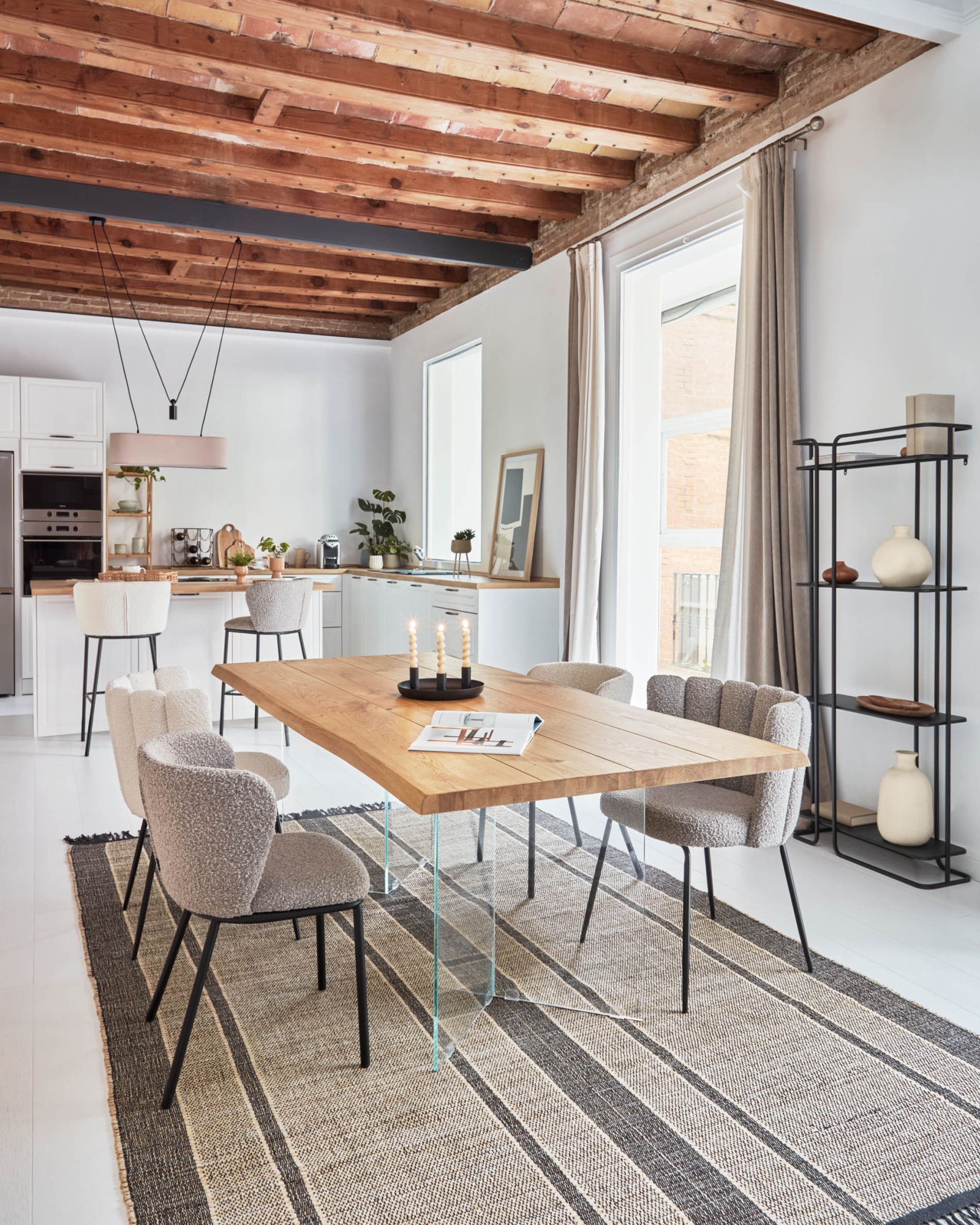 Стол Lotty из дубового шпона с натуральной отделкой и стеклянными ножками 180 x 100 см La Forma (ex Julia Grup)